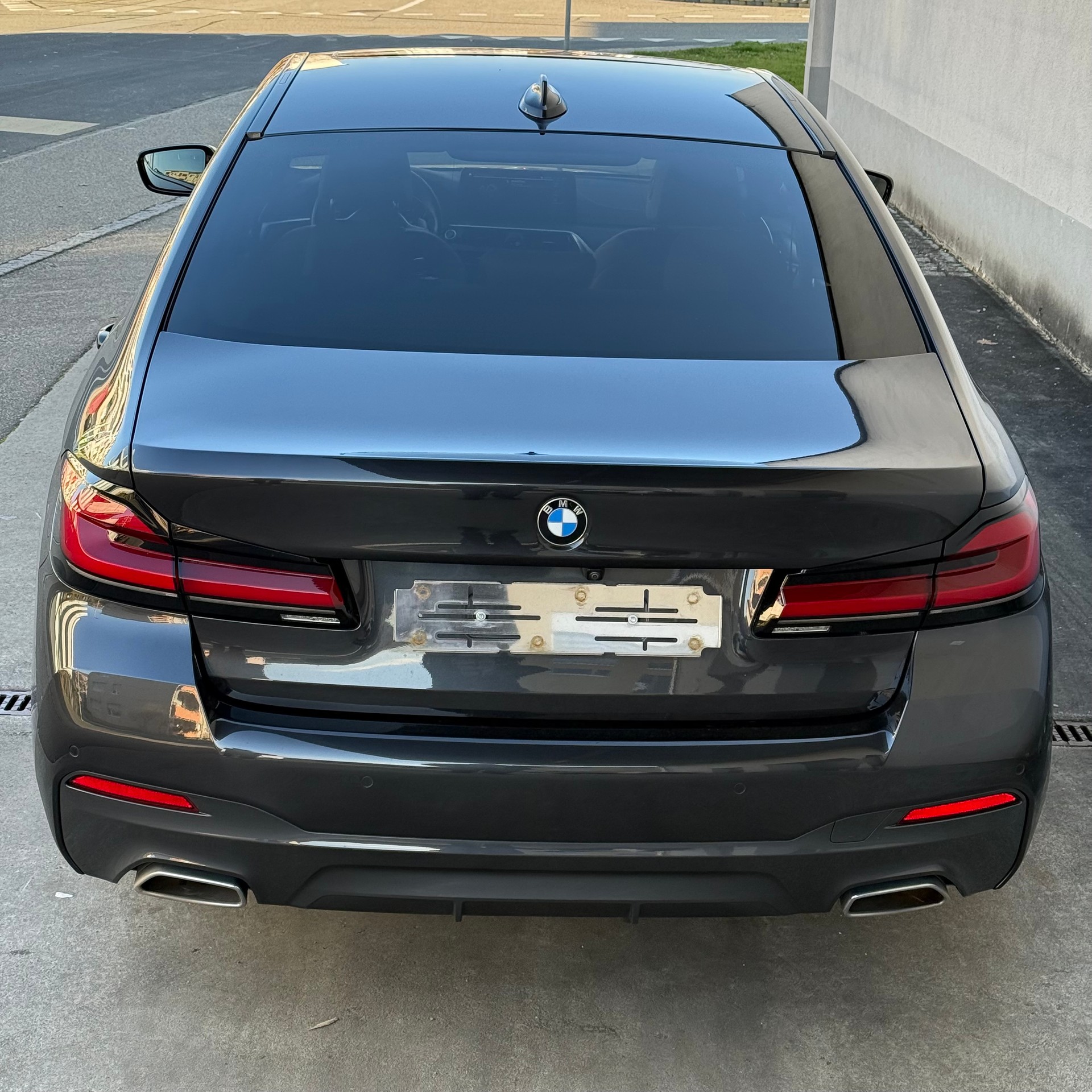 BMW 520d xDrive 48V Pure M Sport Edition Steptronic-image-4