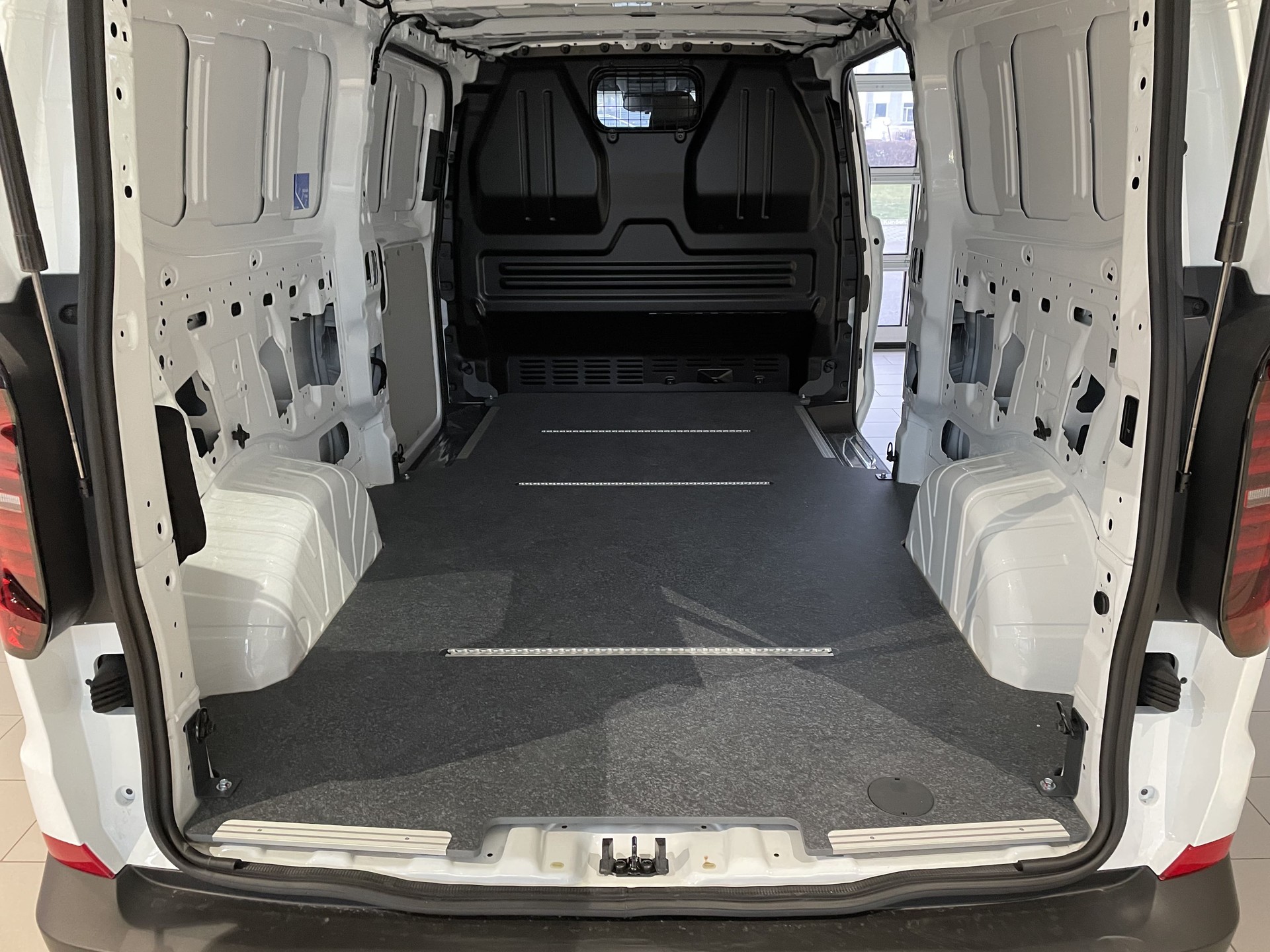 VW Transporter 2.0 TDI 4Motion Automat-image-6