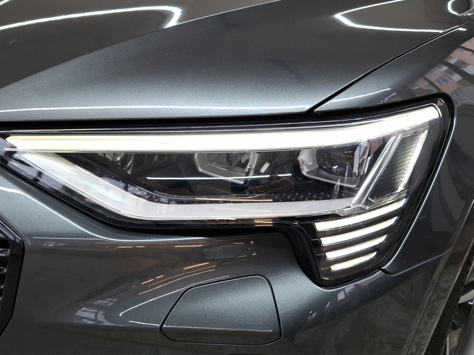 AUDI e-tron 55 S Line Black Edition quattro-image-16