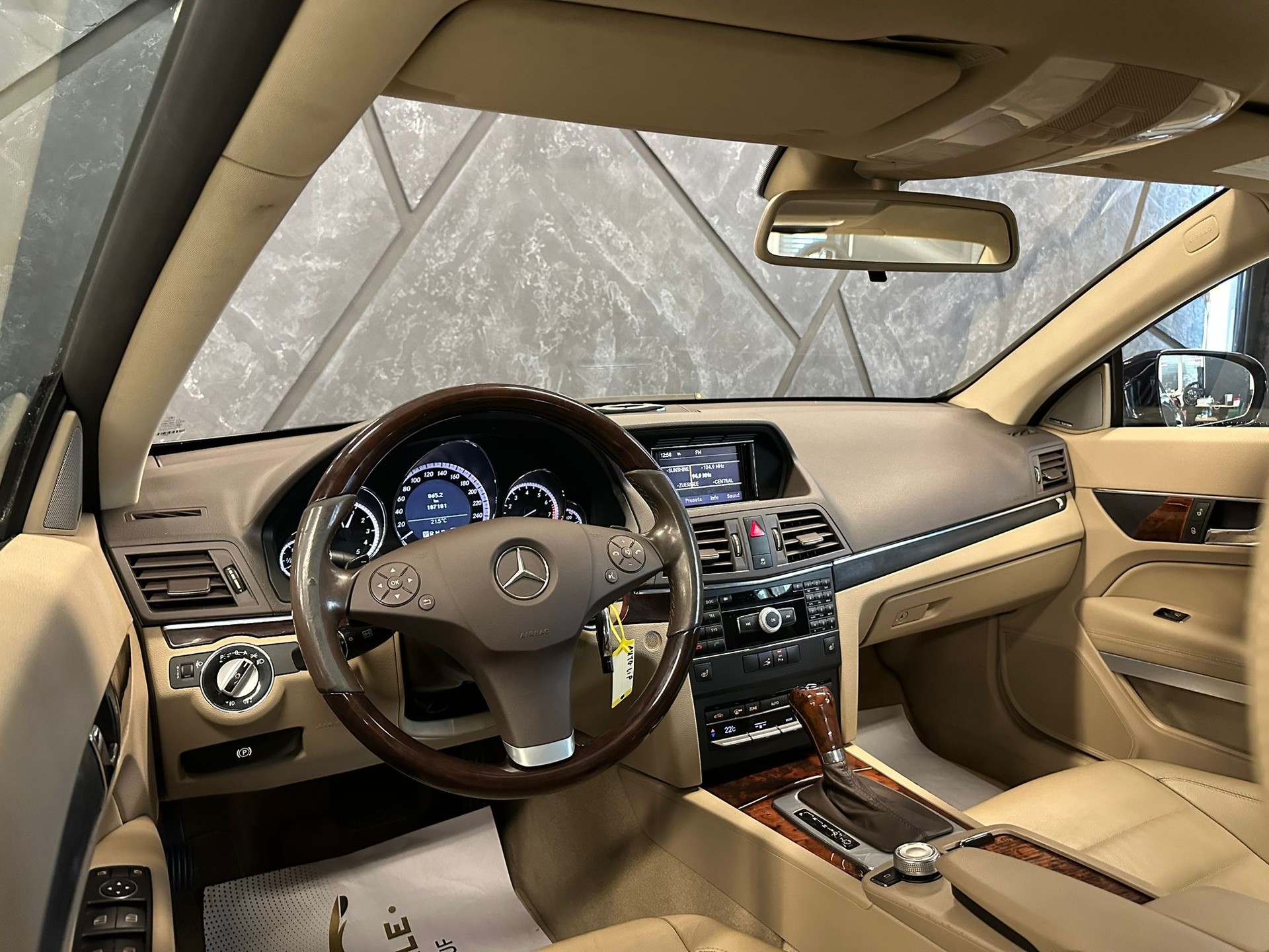 MERCEDES-BENZ E 350 CGI BlueEfficiency 7G-Tronic-image-9
