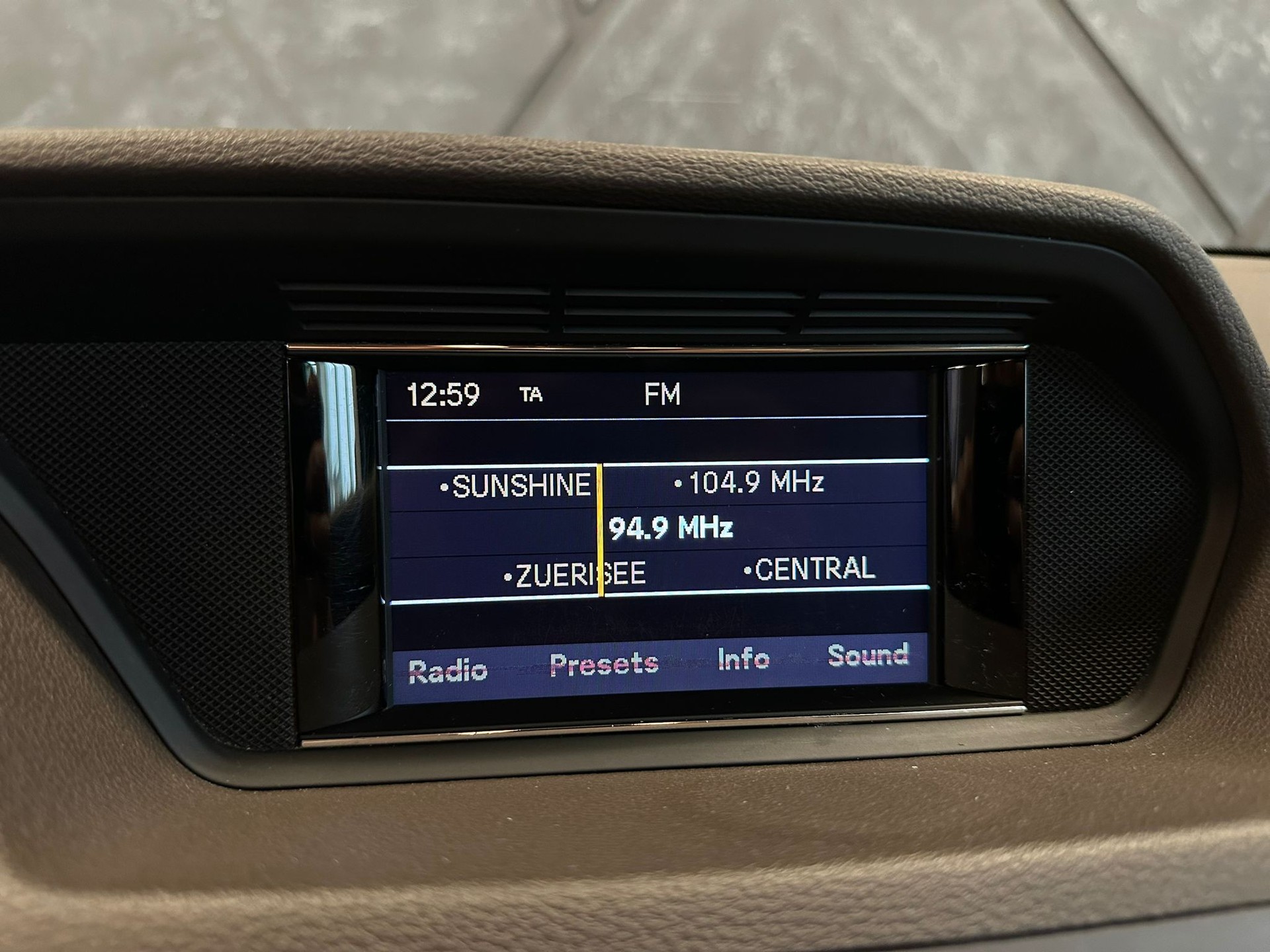 MERCEDES-BENZ E 350 CGI BlueEfficiency 7G-Tronic-image-11