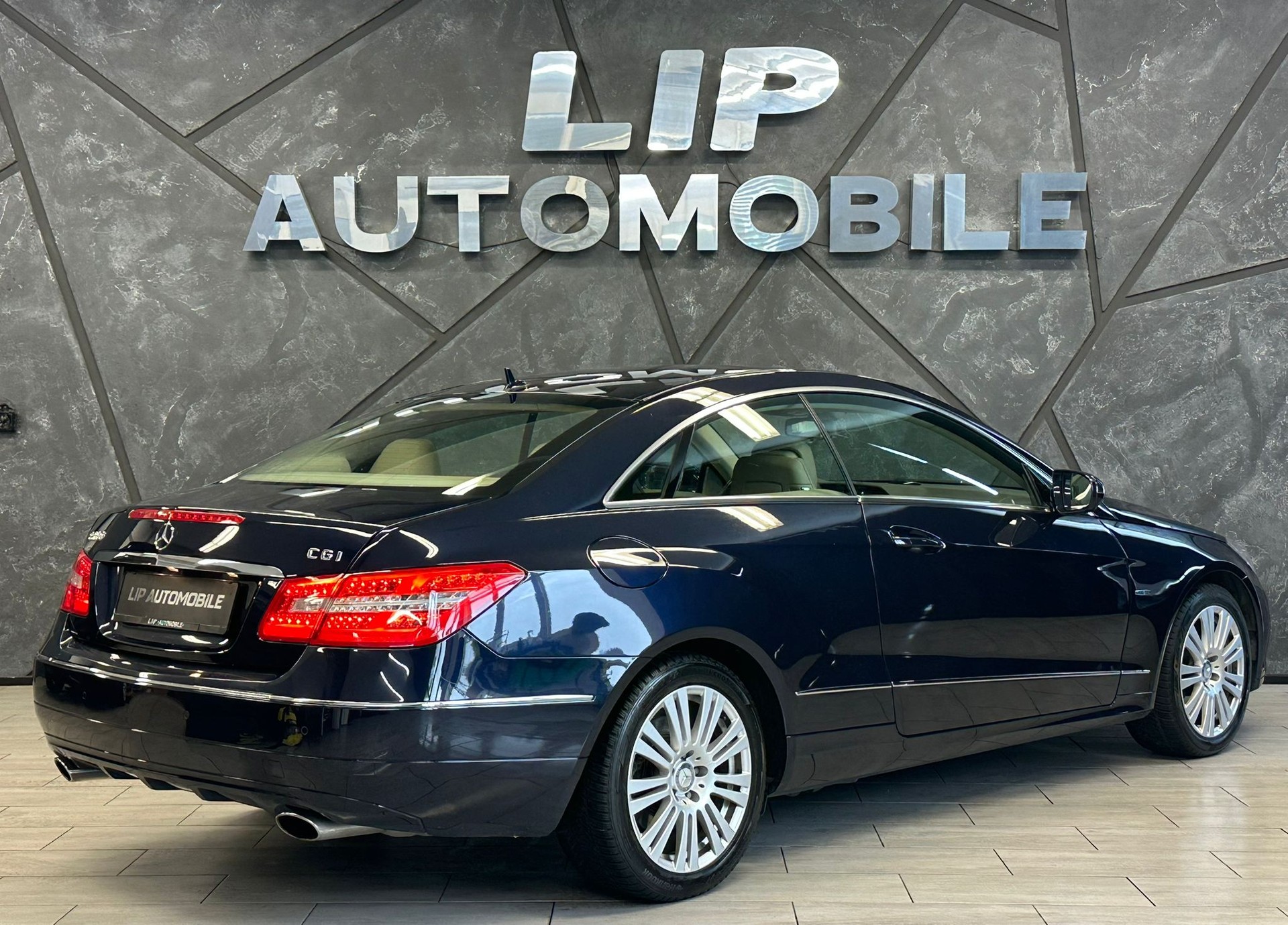 MERCEDES-BENZ E 350 CGI BlueEfficiency 7G-Tronic-image-5