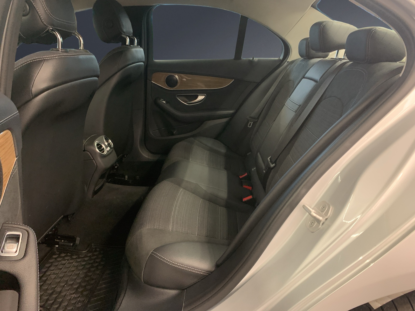 MERCEDES-BENZ C 250 AMG Line-image-10