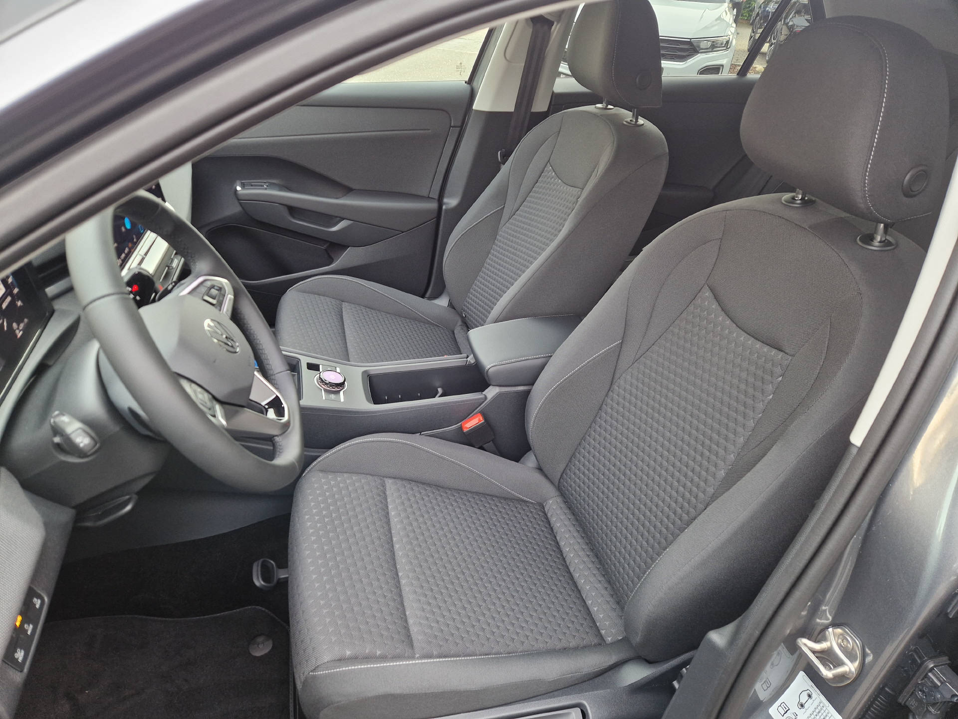 VW T-Roc 1.5 eTSI Life DSG-image-5