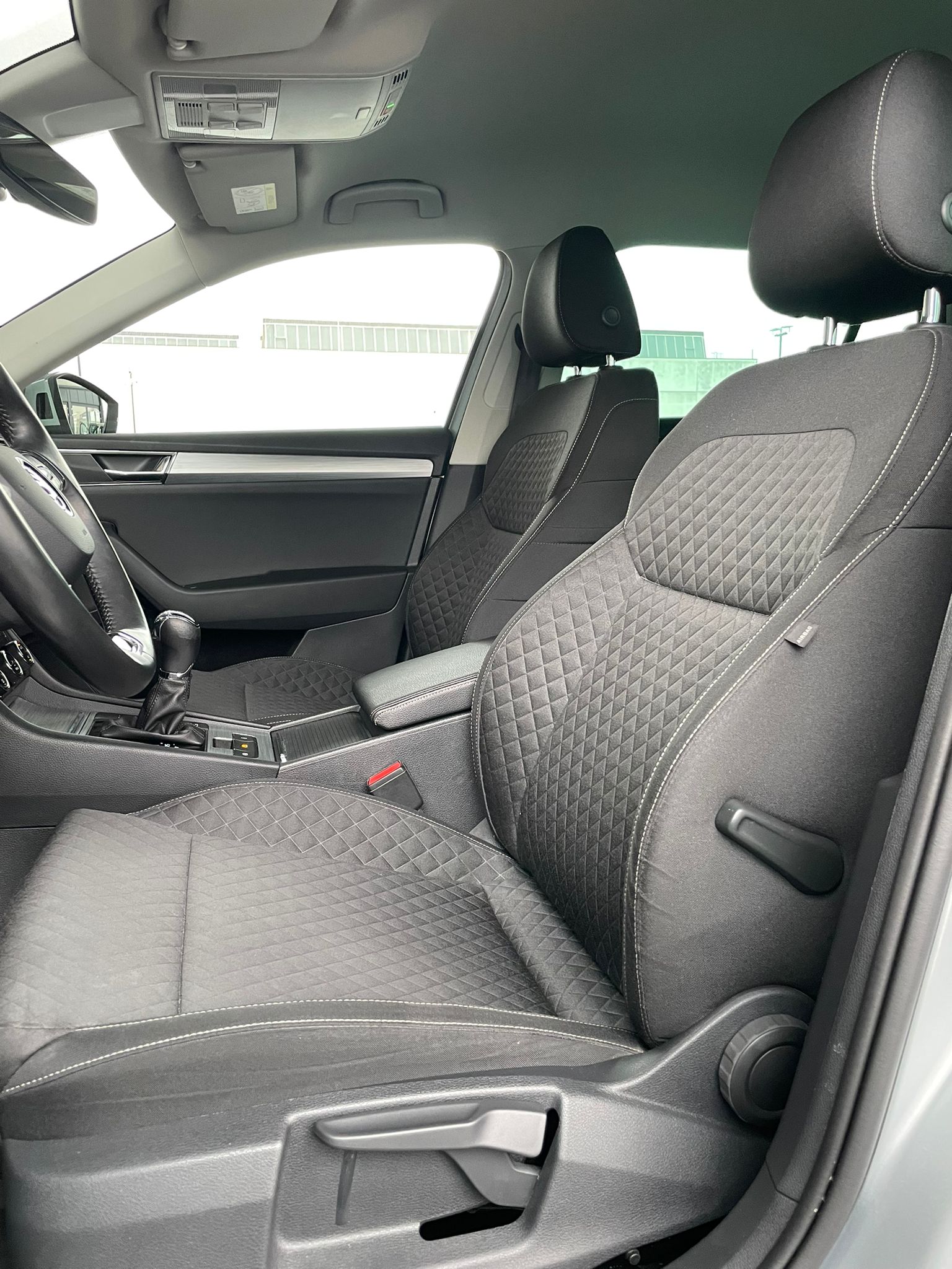 SKODA Superb Combi 2.0 TDI Ambition DSG-image-5