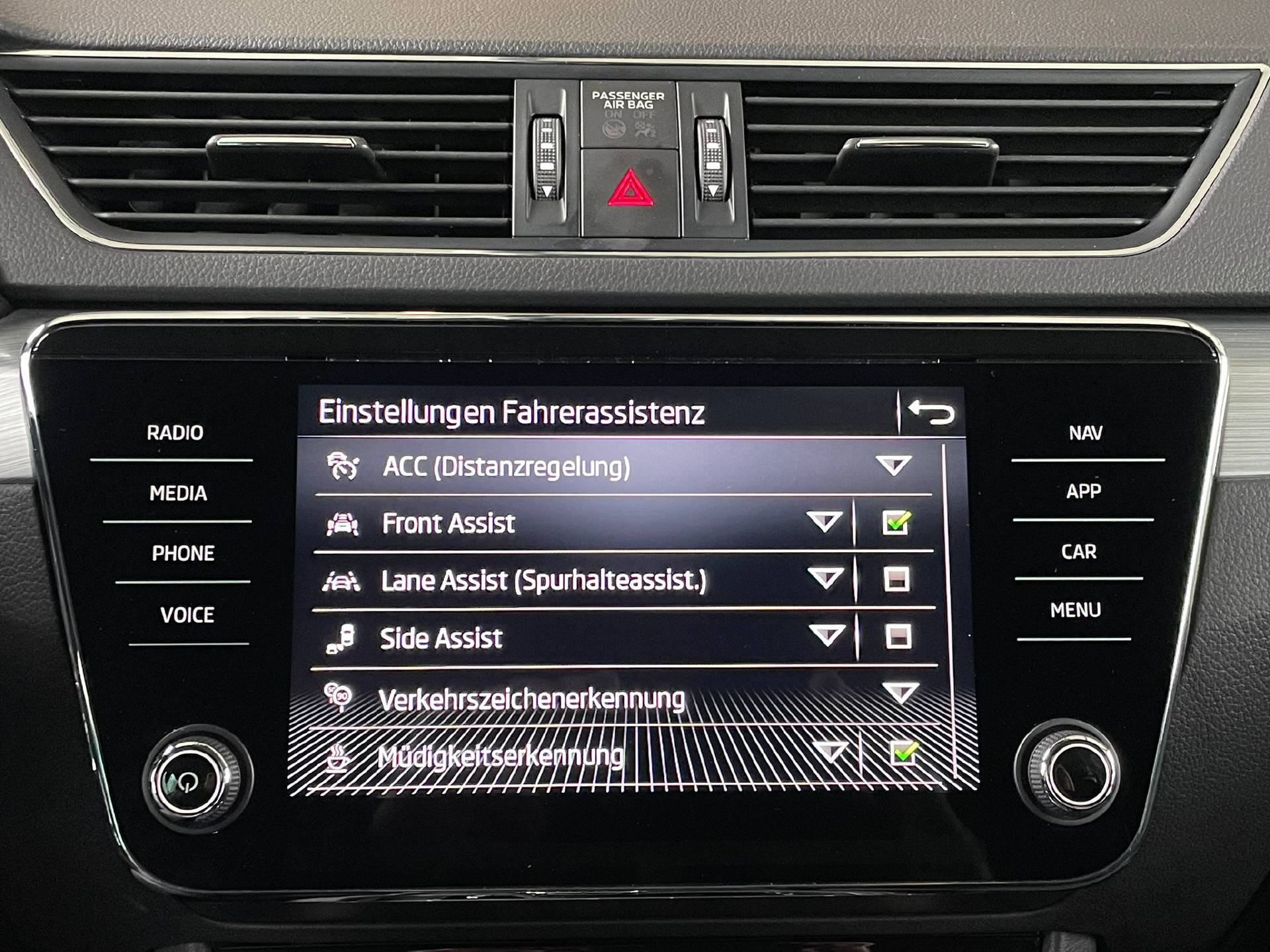 SKODA Superb Combi 2.0 TDI Ambition DSG-image-10