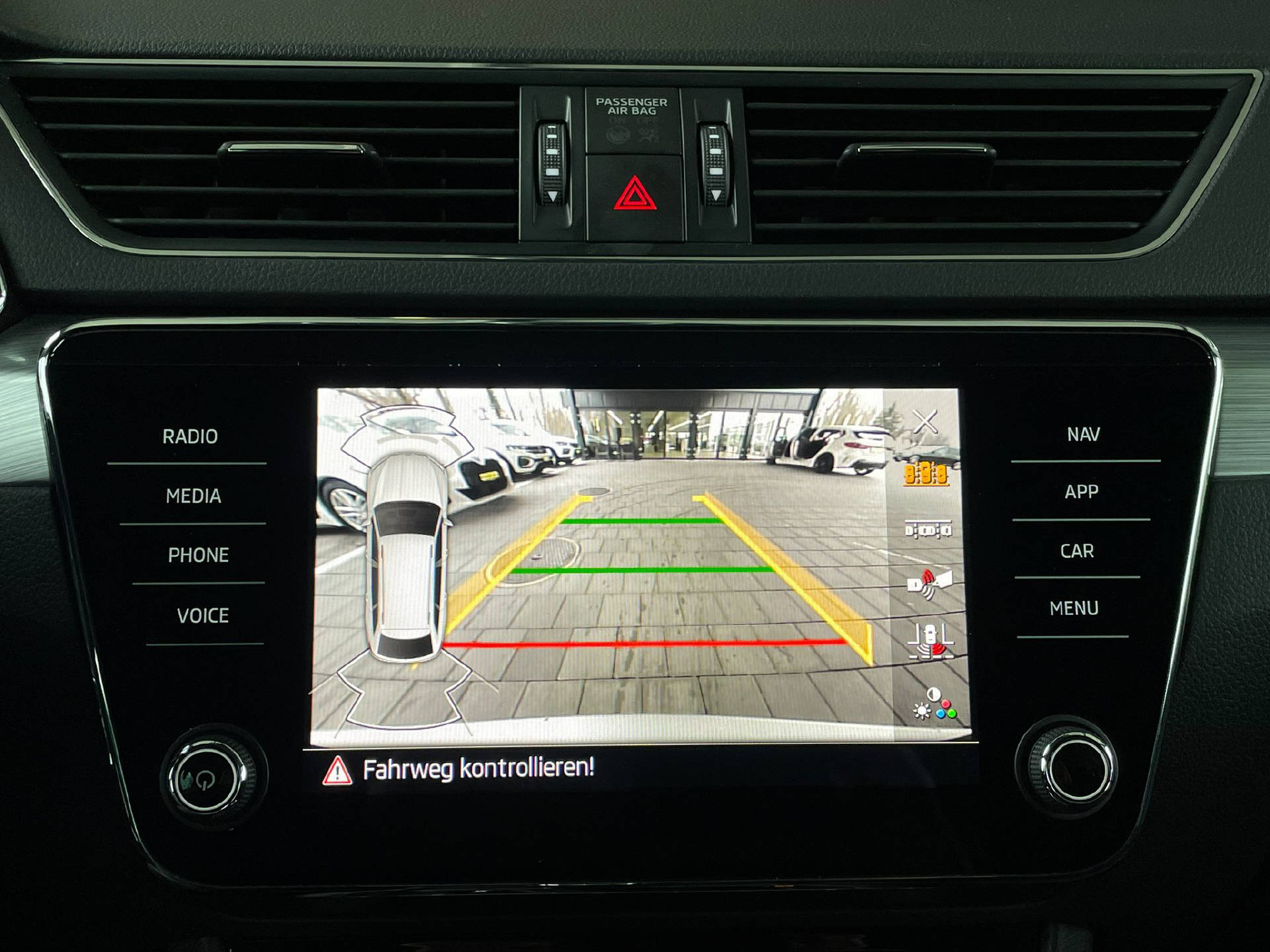 SKODA Superb Combi 2.0 TDI Ambition DSG-image-11