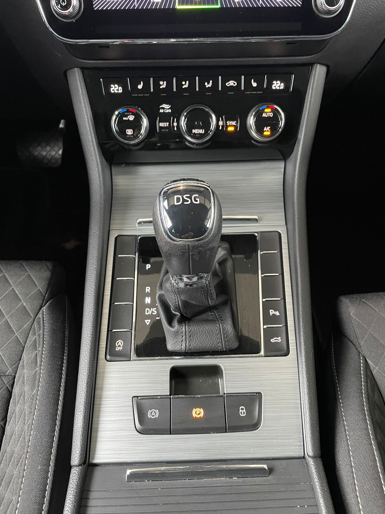 SKODA Superb Combi 2.0 TDI Ambition DSG-image-9