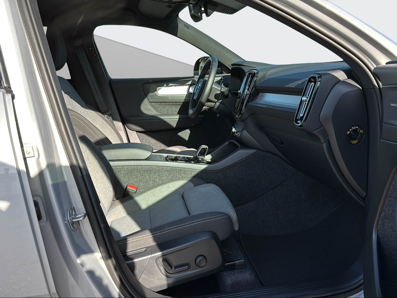 VOLVO XC40 2.0 B3 MH Plus Dark-image-14