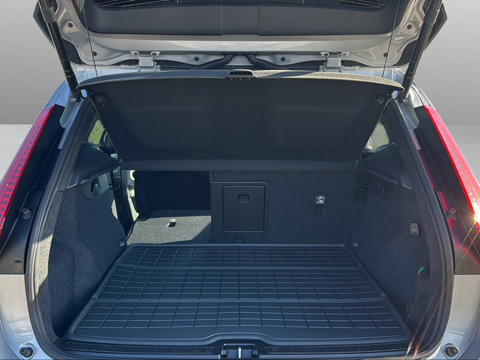 VOLVO XC40 2.0 B3 MH Plus Dark-image-15