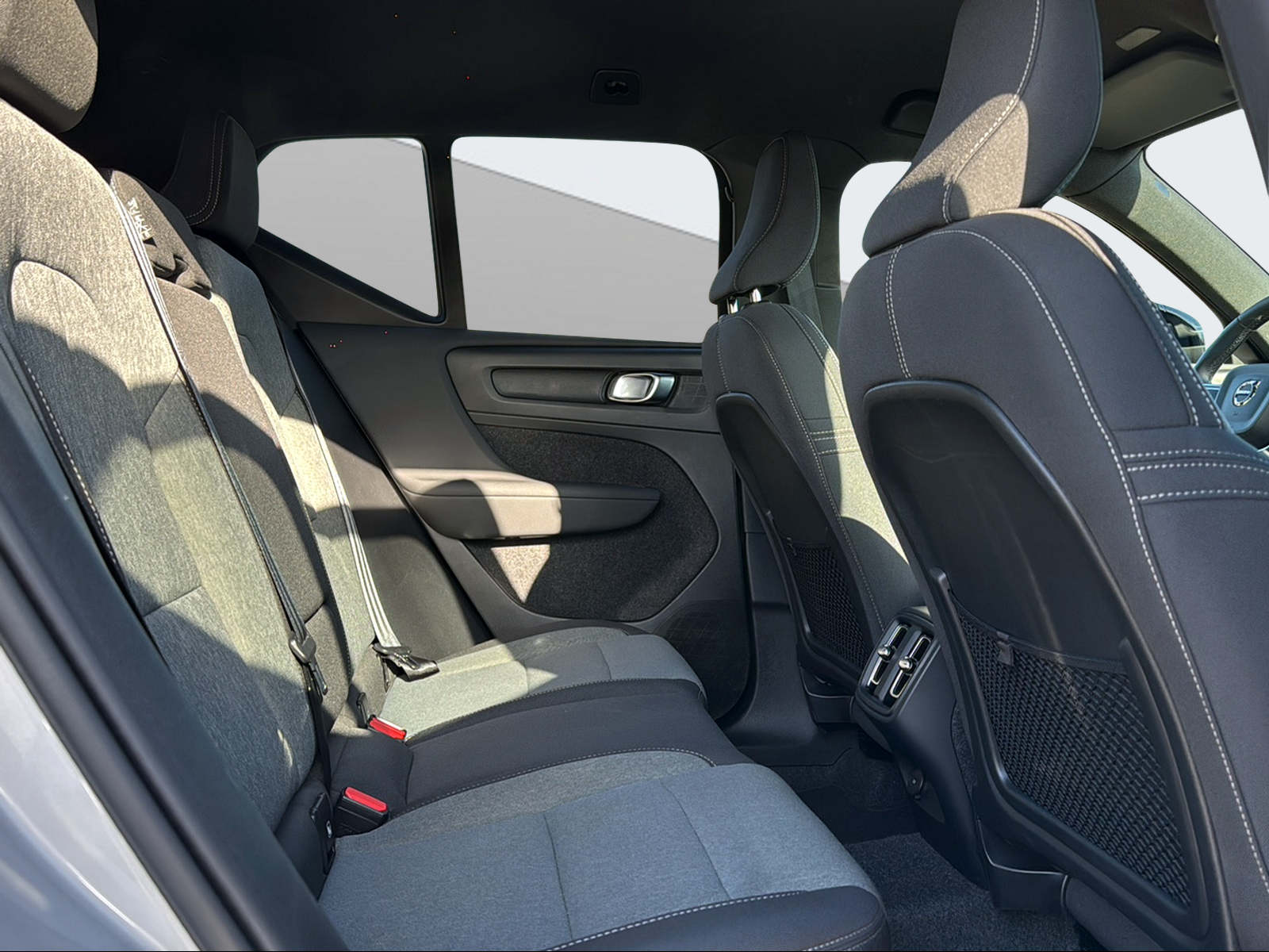 VOLVO XC40 2.0 B3 MH Plus Dark-image-10