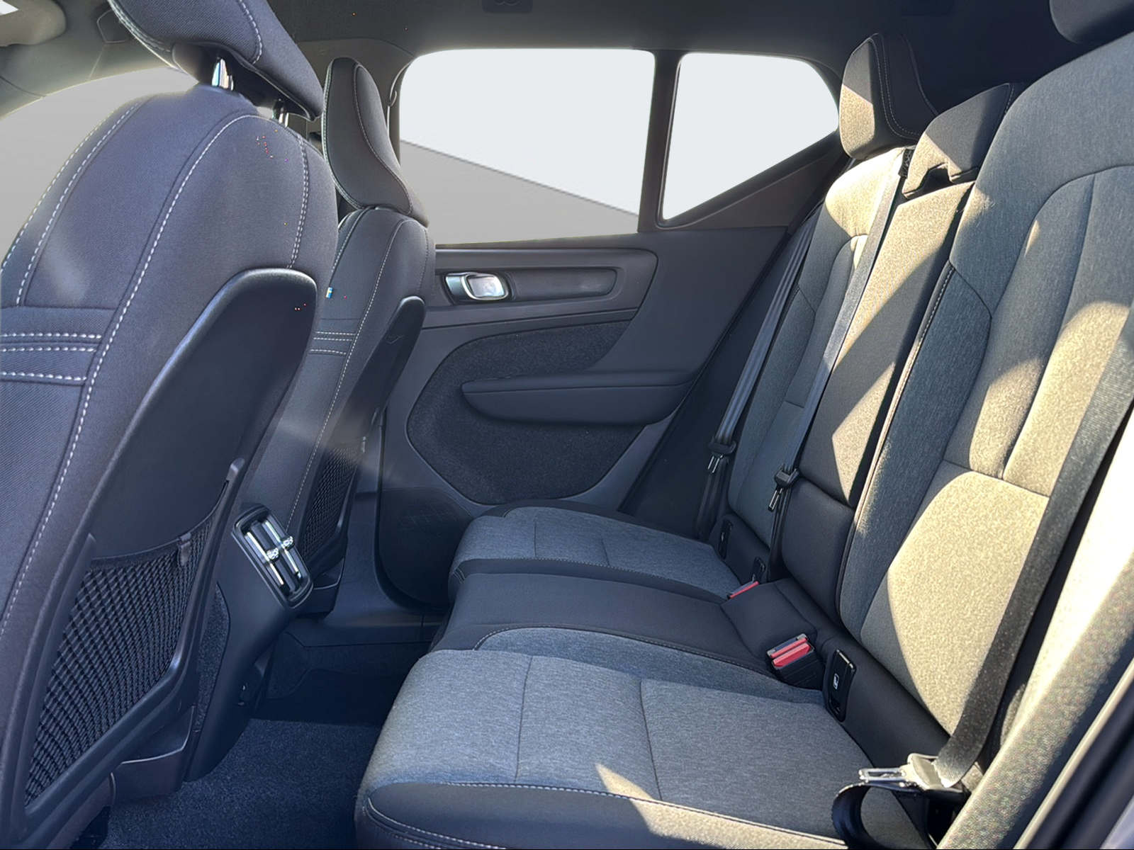 VOLVO XC40 2.0 B3 MH Plus Dark-image-13