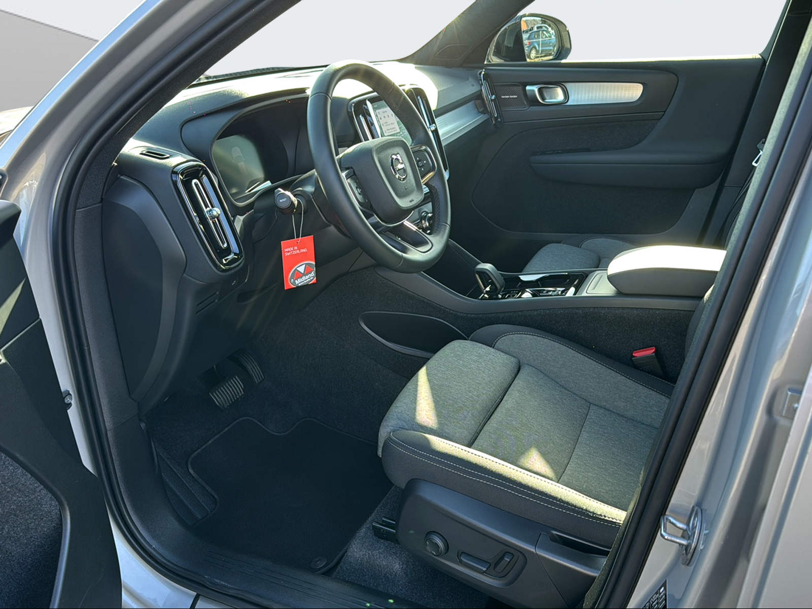 VOLVO XC40 2.0 B3 MH Plus Dark-image-9