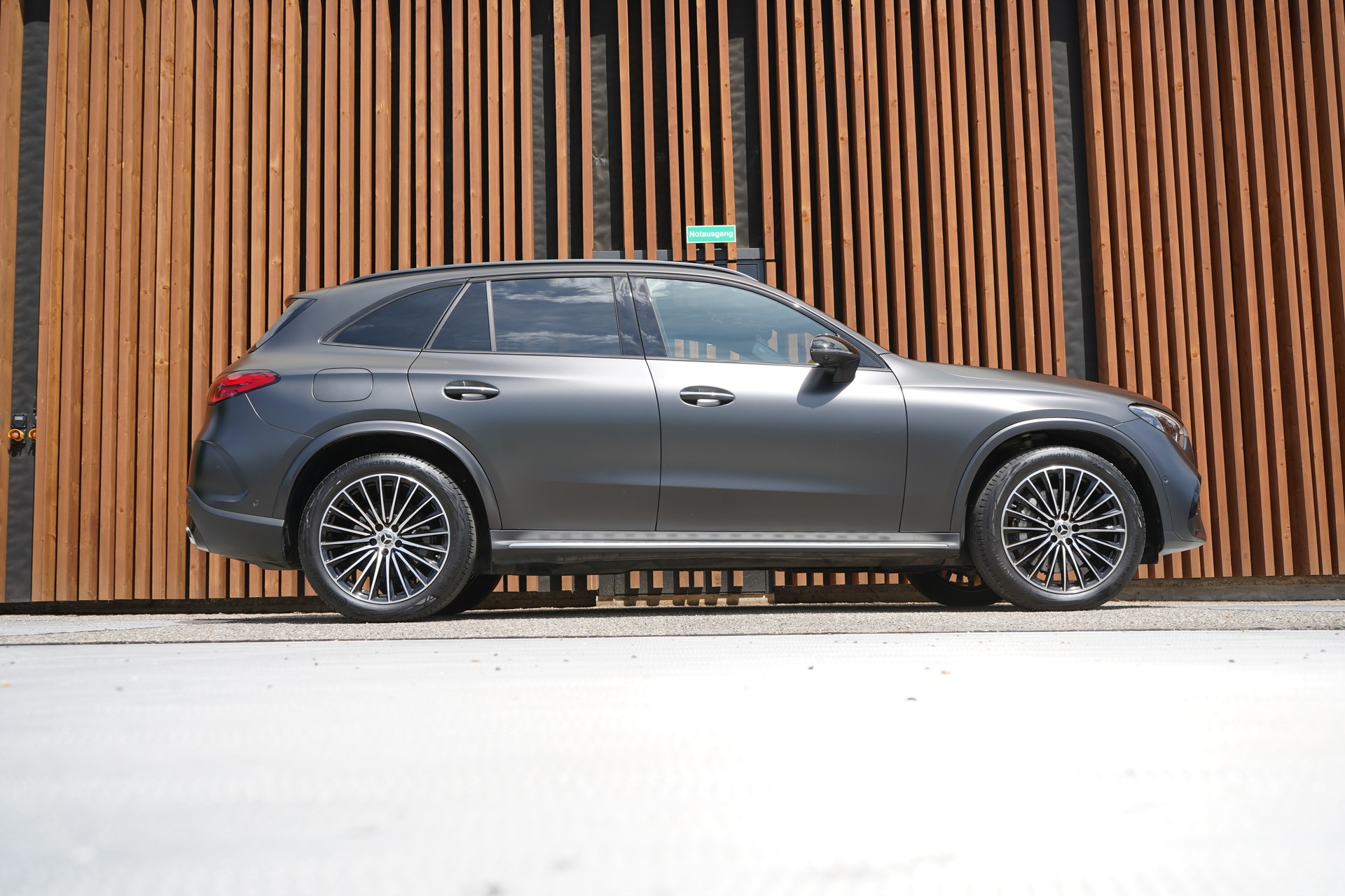 MERCEDES-BENZ GLC 300 d 4MATIC AMG LINE BLACK 9G-TRONIC l 269 PS-image-0