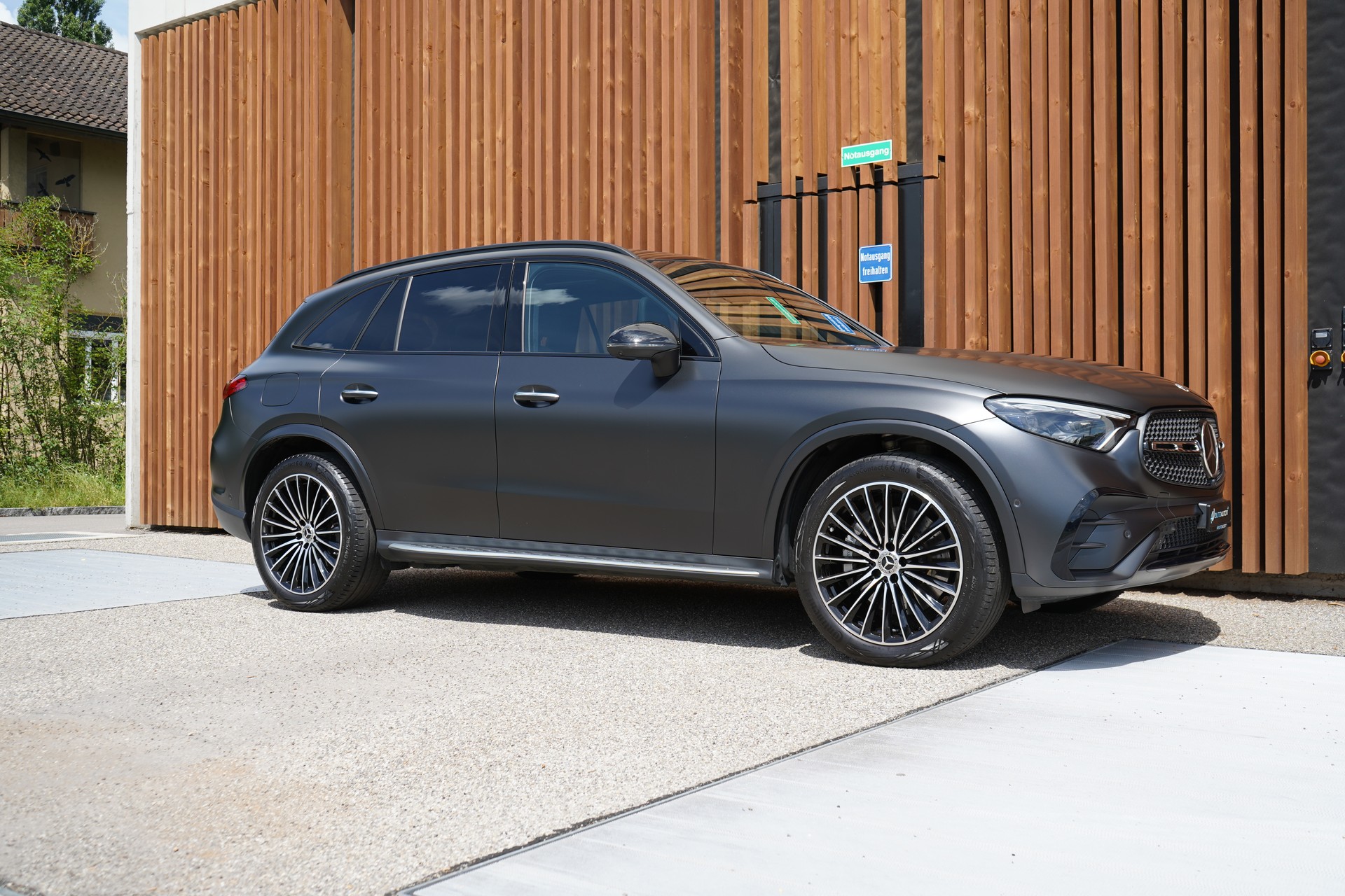 MERCEDES-BENZ GLC 300 d 4MATIC AMG LINE BLACK 9G-TRONIC l 269 PS-image-10