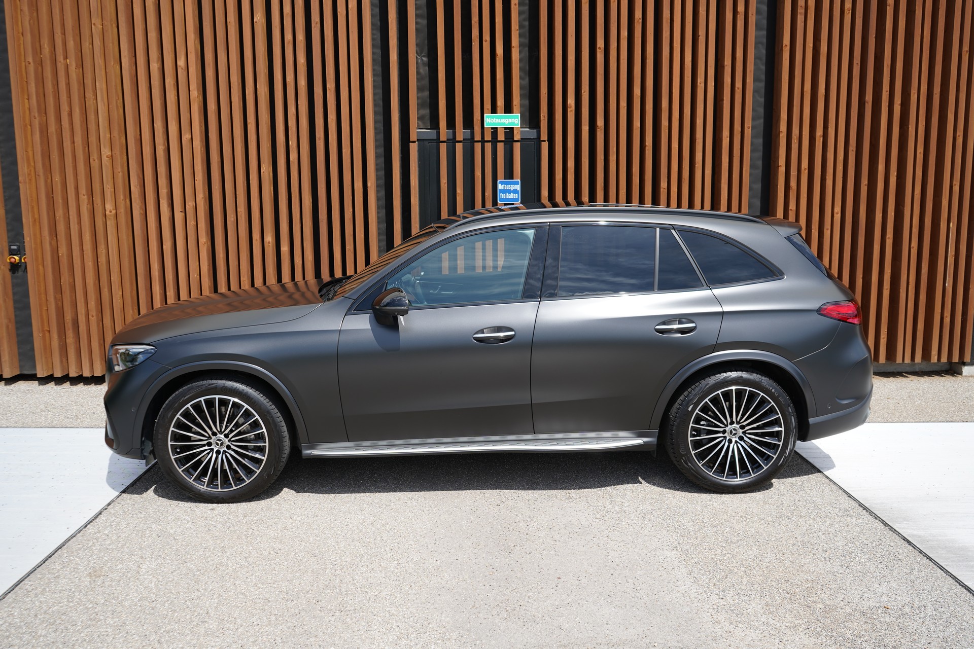 MERCEDES-BENZ GLC 300 d 4MATIC AMG LINE BLACK 9G-TRONIC l 269 PS-image-3