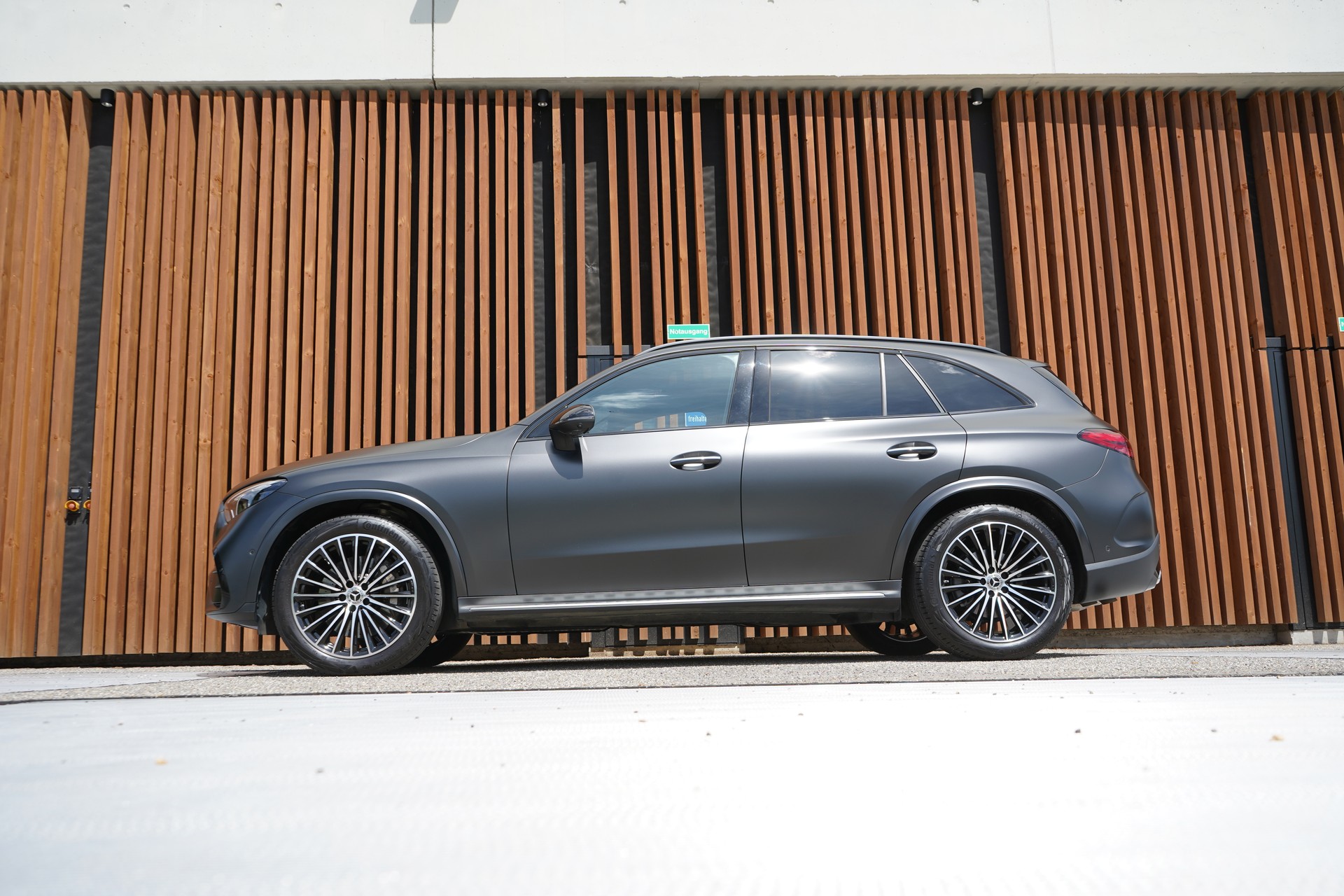 MERCEDES-BENZ GLC 300 d 4MATIC AMG LINE BLACK 9G-TRONIC l 269 PS-image-1