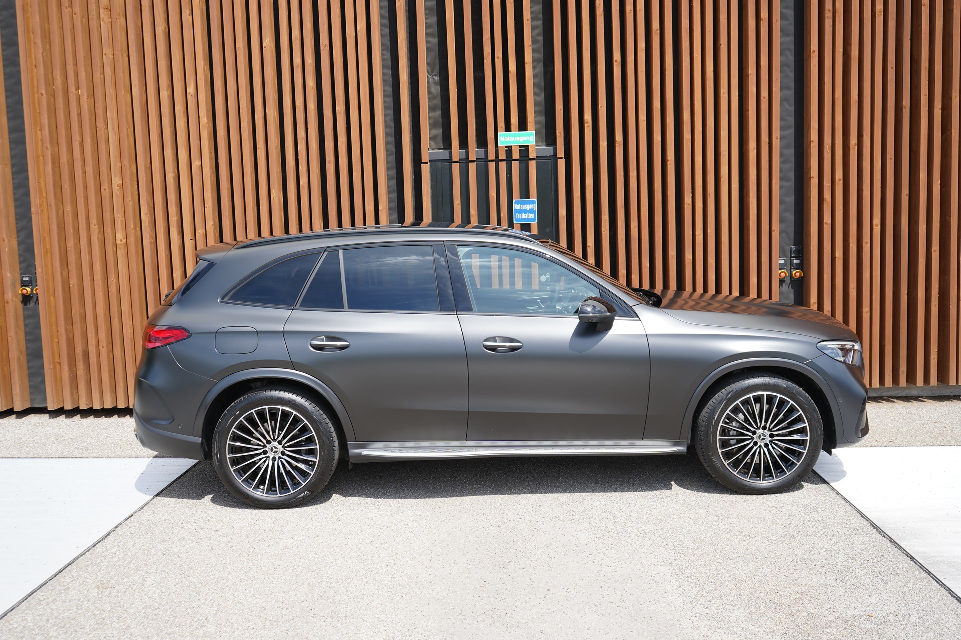 MERCEDES-BENZ GLC 300 d 4MATIC AMG LINE BLACK 9G-TRONIC l 269 PS-image-4