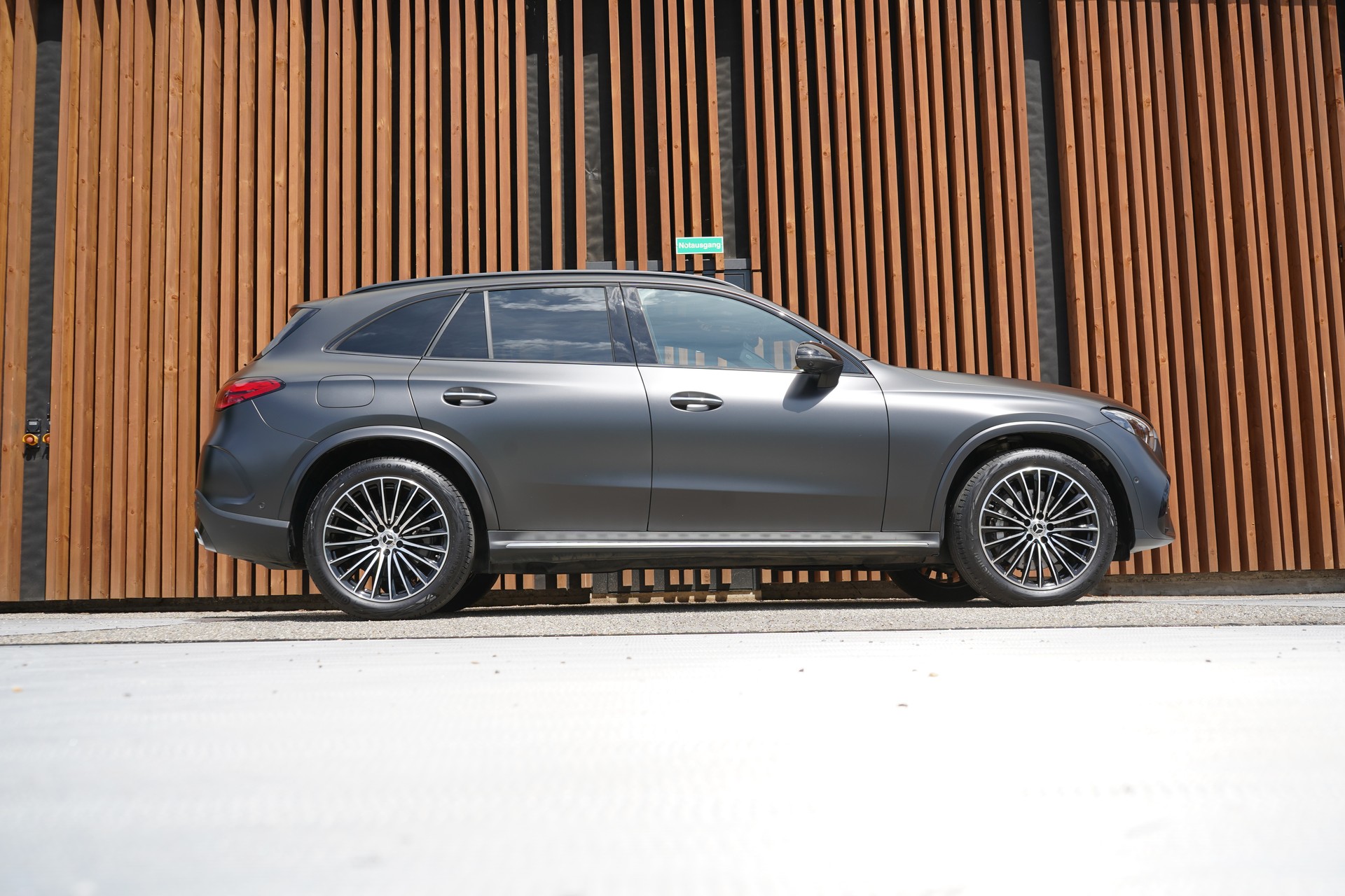 MERCEDES-BENZ GLC 300 d 4MATIC AMG LINE BLACK 9G-TRONIC l 269 PS-image-2