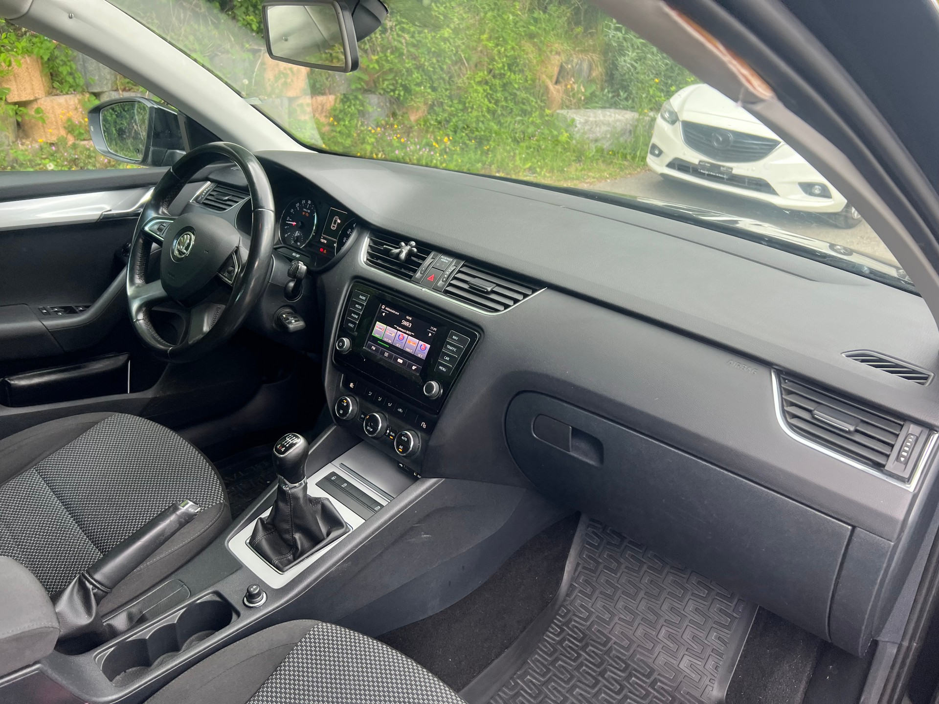 SKODA Octavia Combi 2.0 TDI Elegance 4x4-image-9