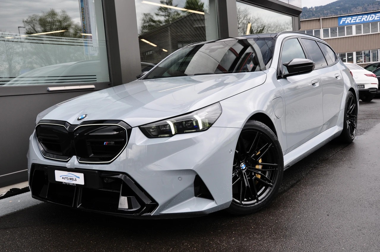 BMW M5 xDrive Touring-showroom-element-3