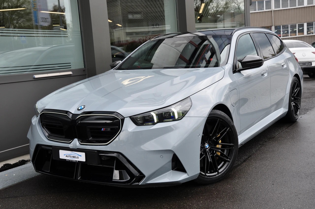 BMW M5 xDrive Touring-showroom-element-1