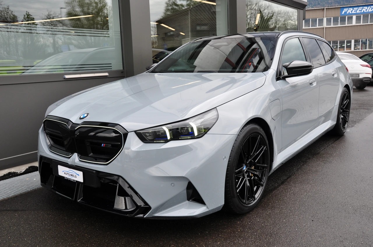 BMW M5 xDrive Touring-showroom-element-2