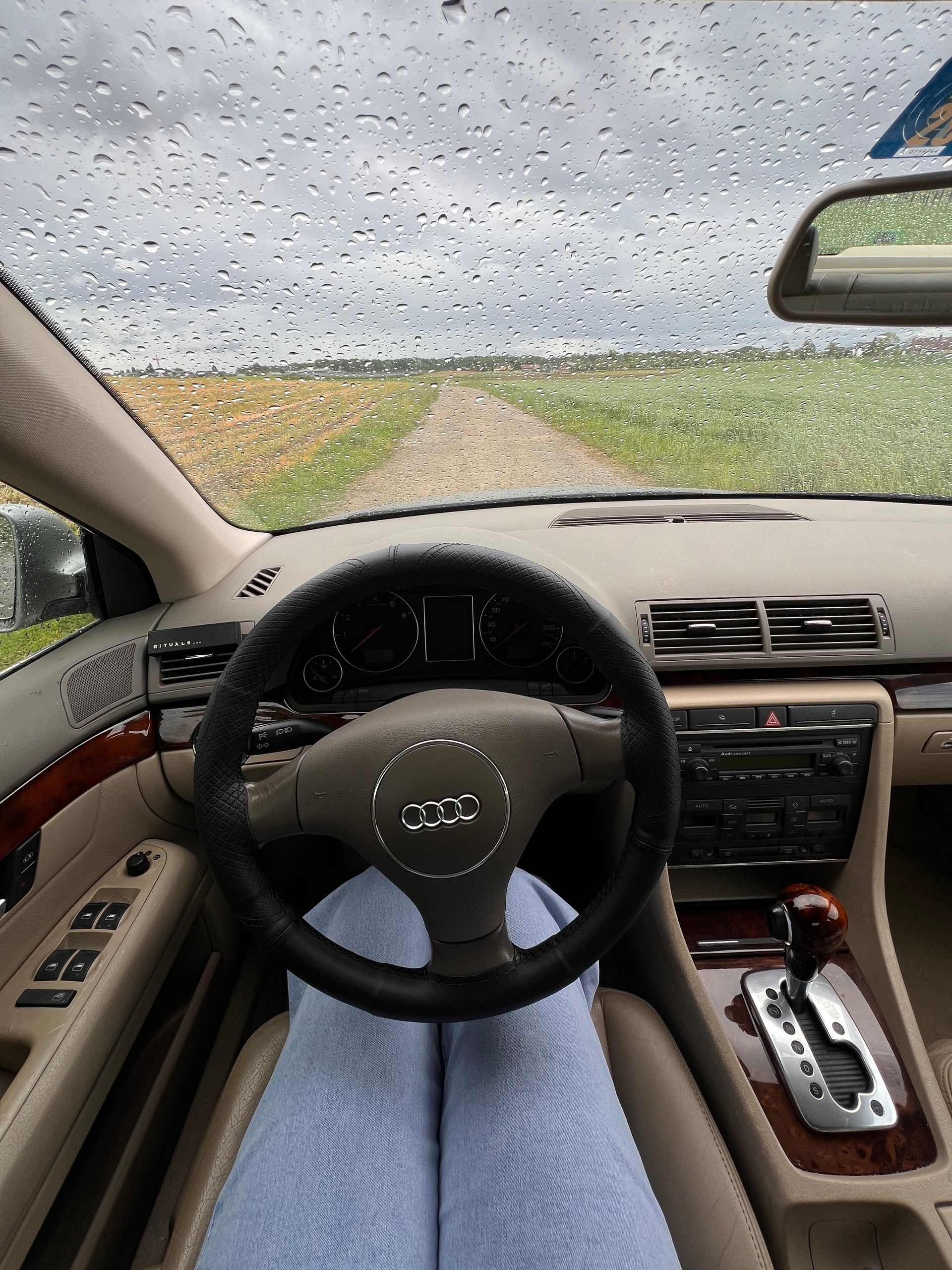 AUDI A4 2.4 V6-image-5