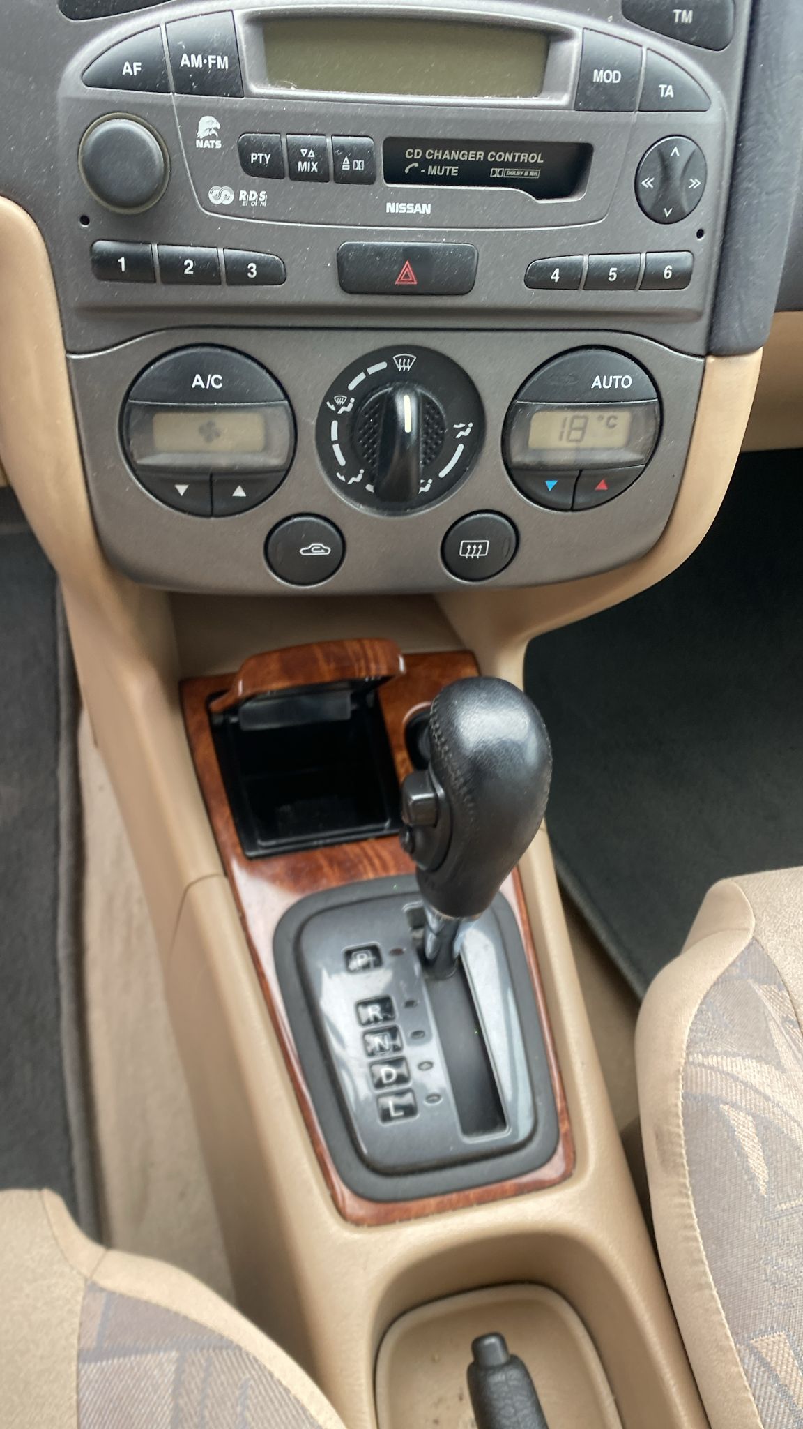 NISSAN Primera 2.0 Elegance Plus-image-10
