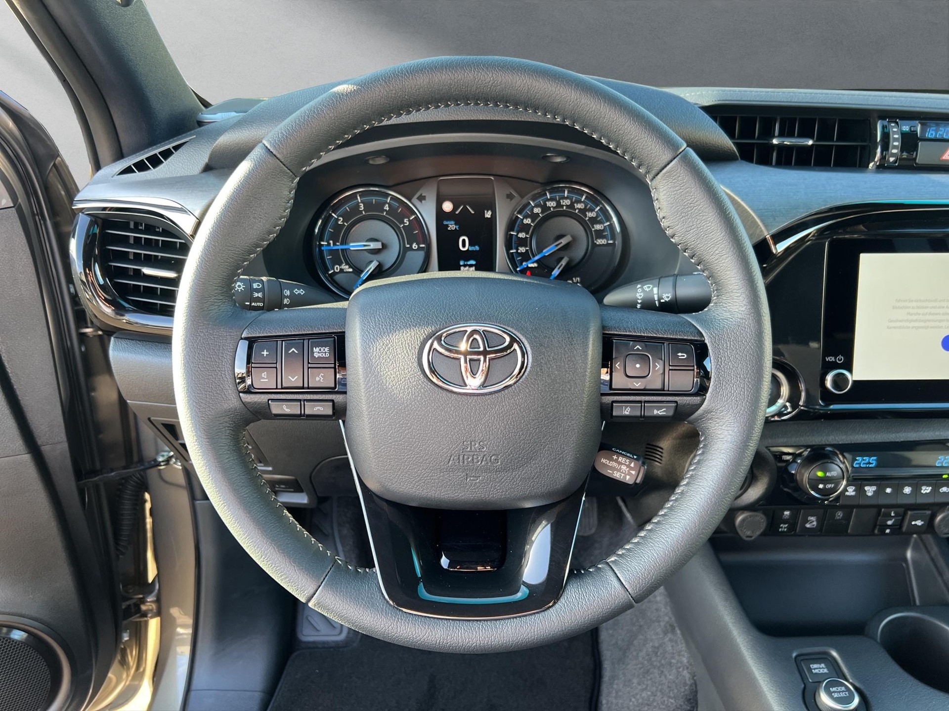 TOYOTA Hilux Double Cab.-Pick-up 2.8 D-4D MHEV 204 Invincible-image-4