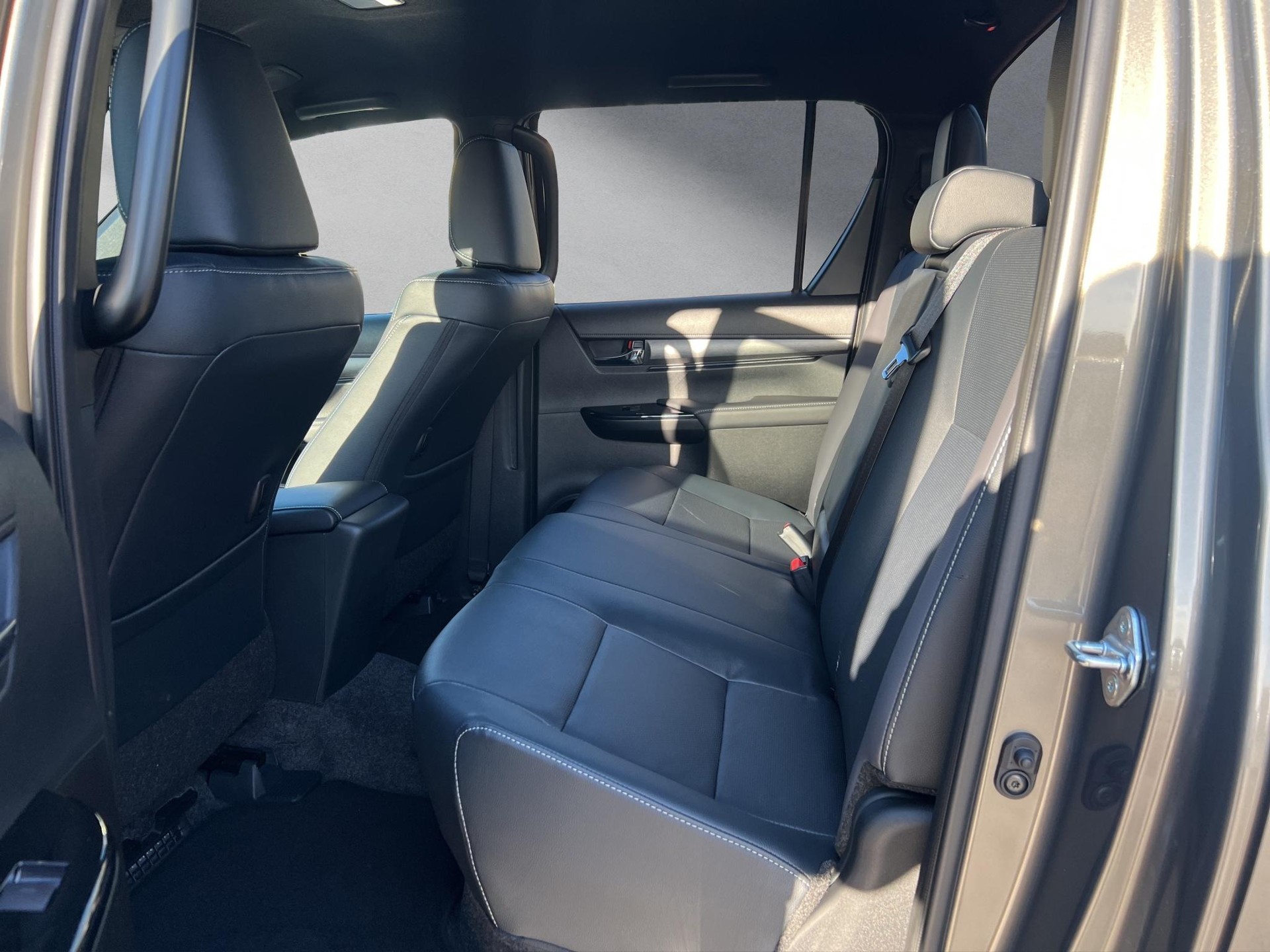 TOYOTA Hilux Double Cab.-Pick-up 2.8 D-4D MHEV 204 Invincible-image-9