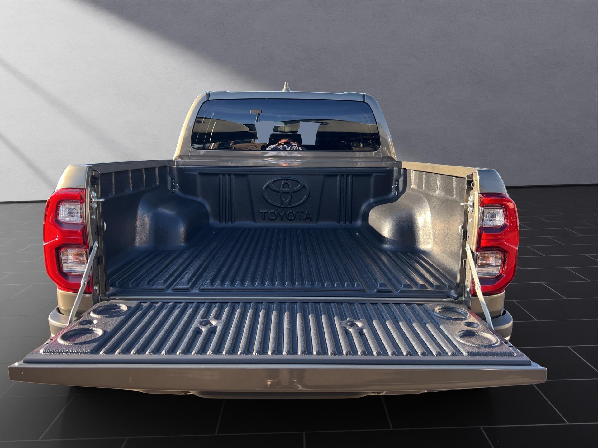 TOYOTA Hilux Double Cab.-Pick-up 2.8 D-4D MHEV 204 Invincible-image-10