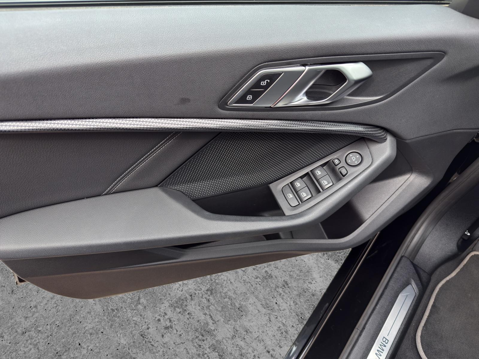 BMW 118i-image-12