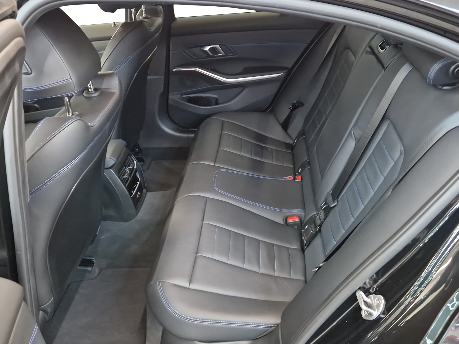 BMW 330d xDrive Limousine 48V M Sport-image-23