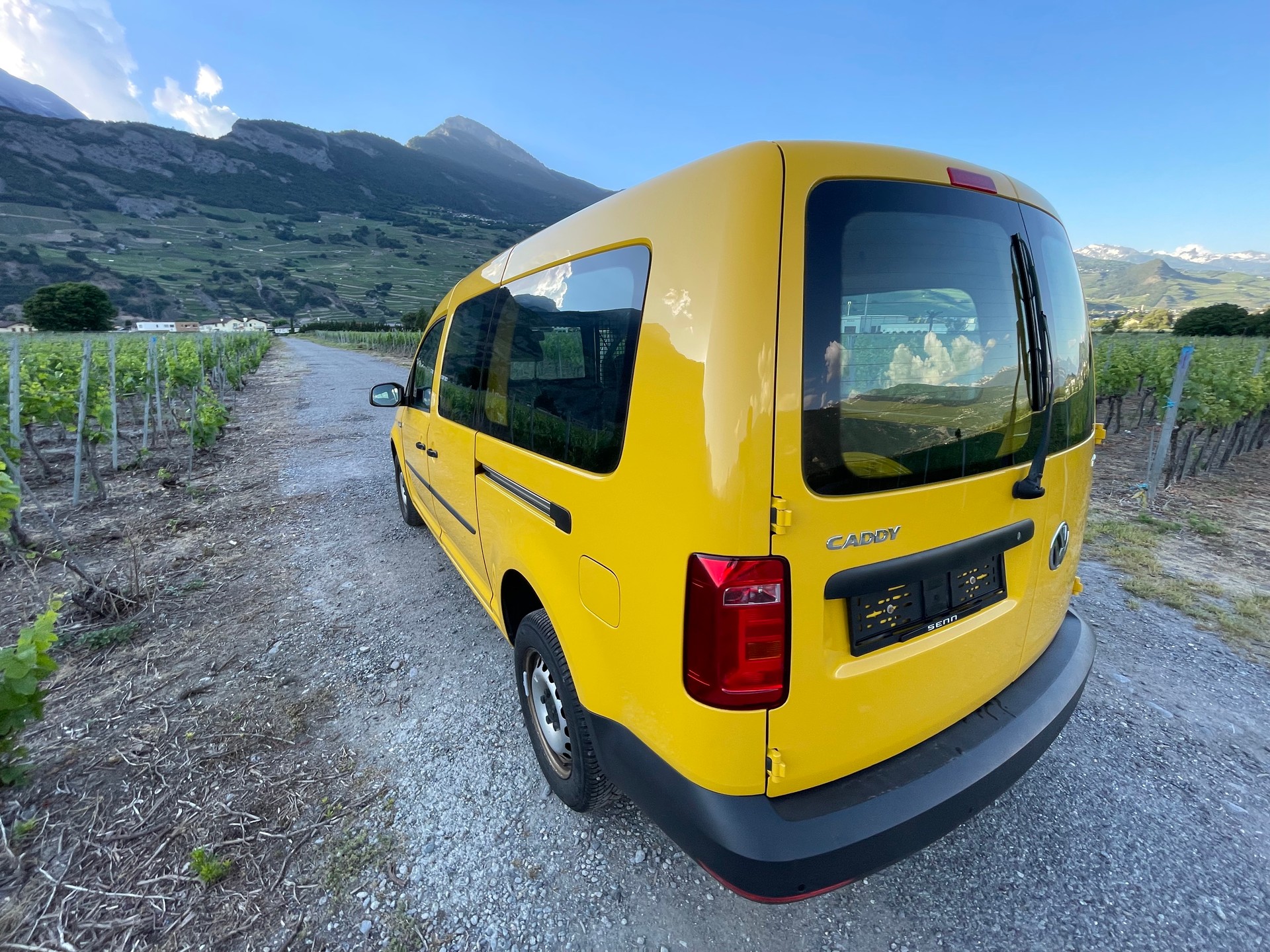 VW Caddy Maxi 2.0TDI 4Motion BlueMotion Technology-image-11