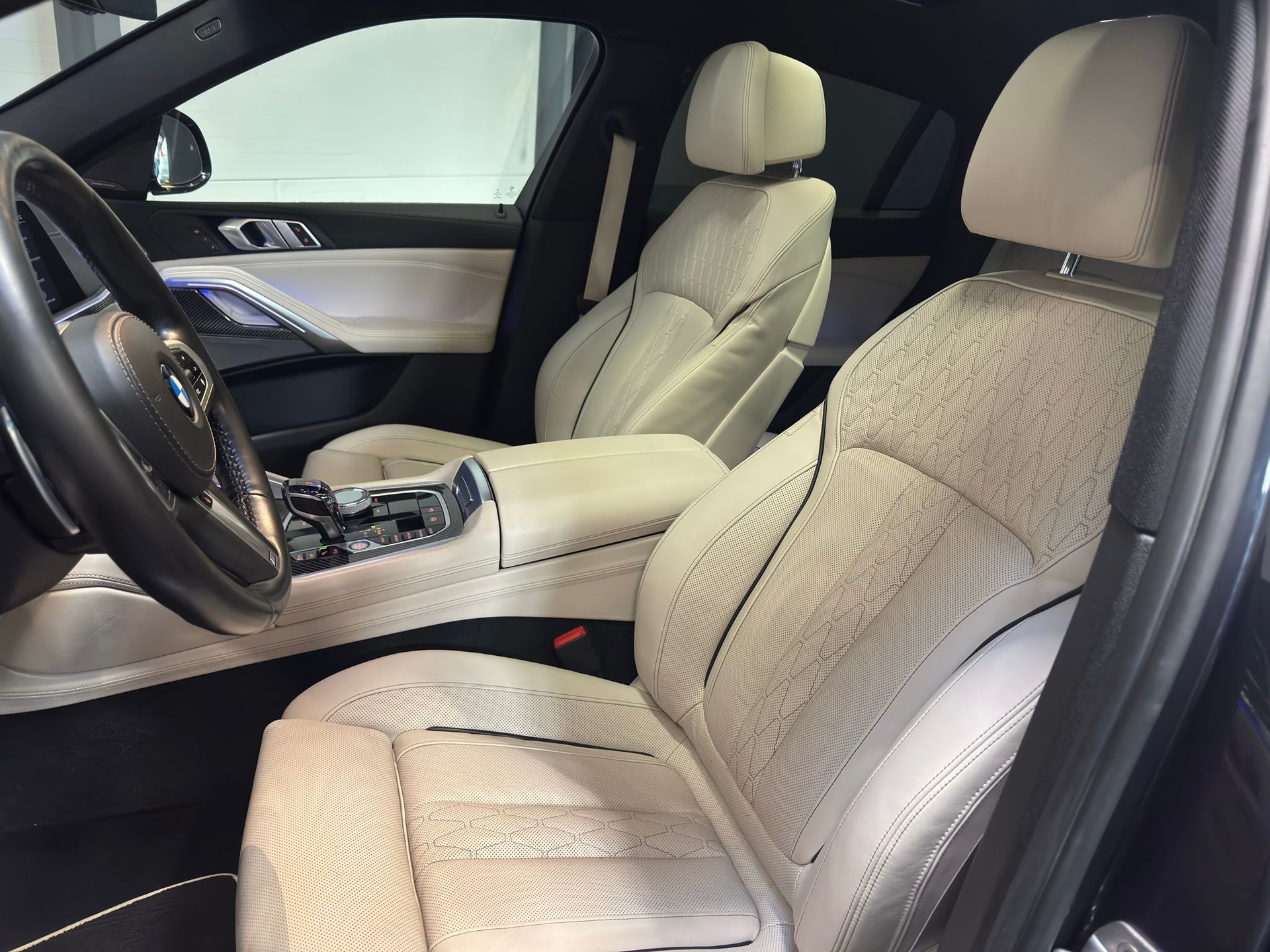 BMW X6 M50i-image-11
