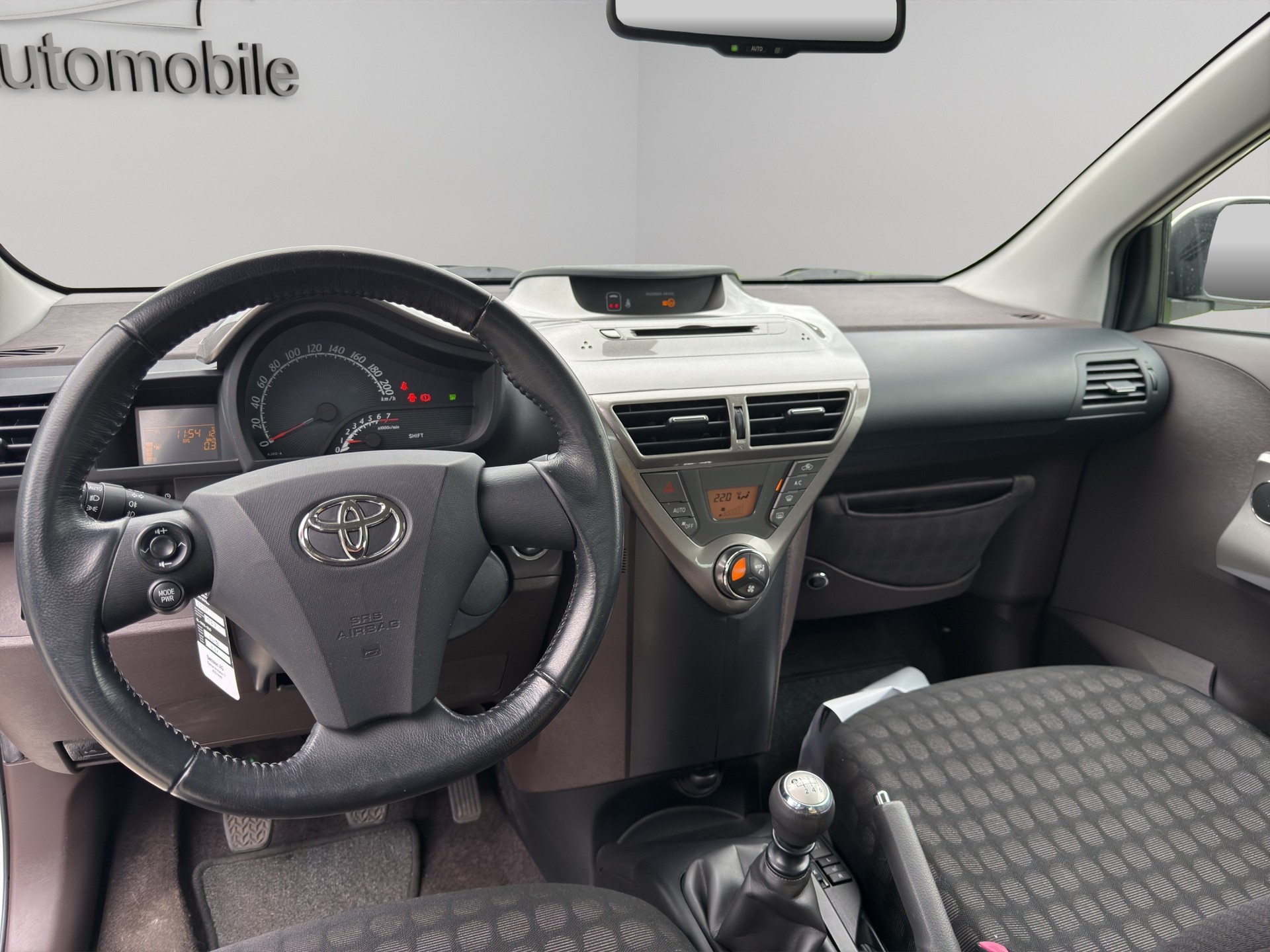 TOYOTA iQ 1.33 Dual VVT-i Multidrive-image-11