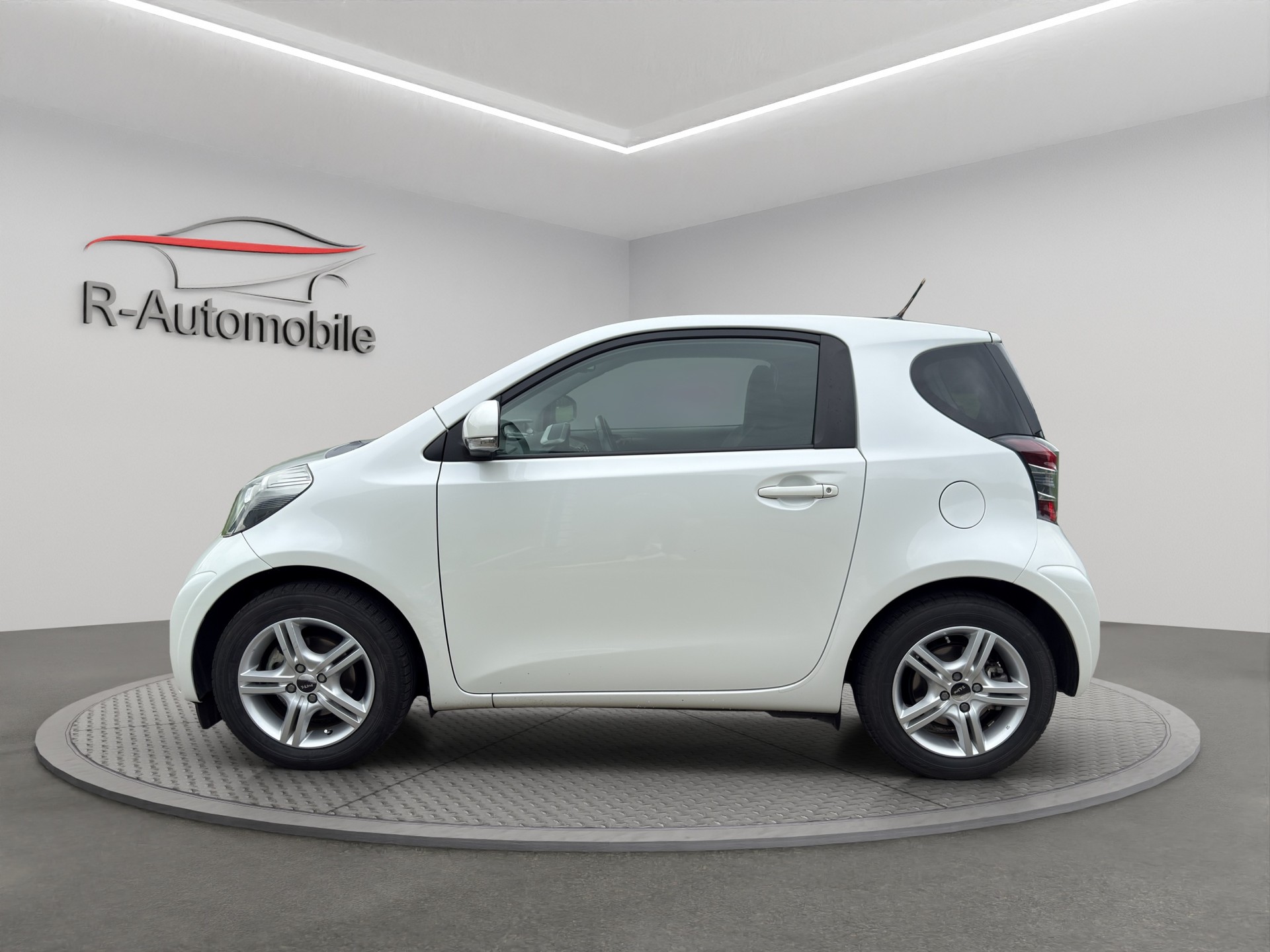 TOYOTA iQ 1.33 Dual VVT-i Multidrive-image-1