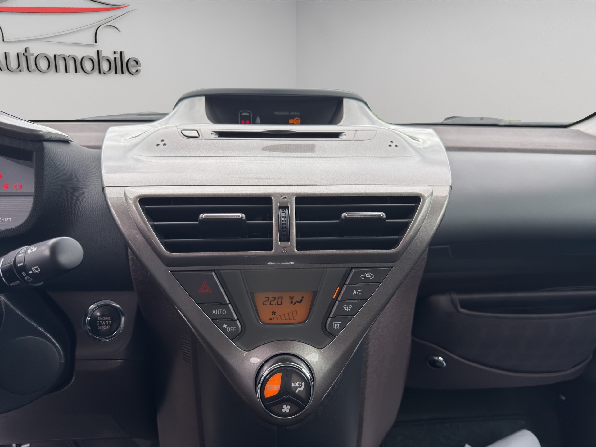 TOYOTA iQ 1.33 Dual VVT-i Multidrive-image-12