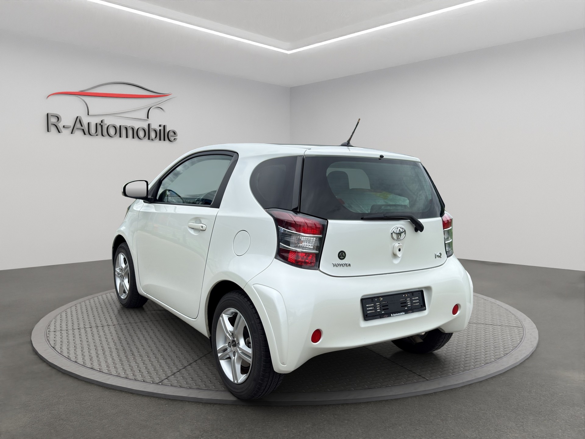 TOYOTA iQ 1.33 Dual VVT-i Multidrive-image-2