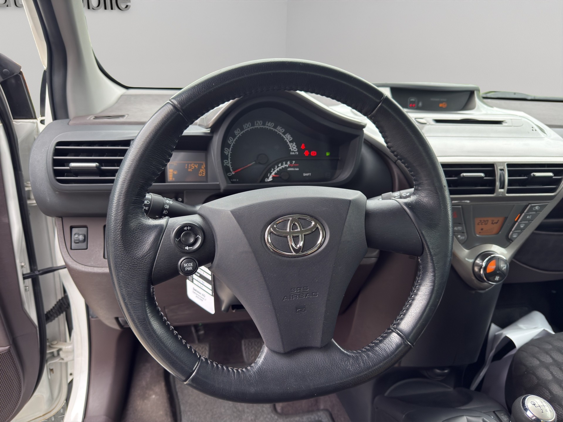 TOYOTA iQ 1.33 Dual VVT-i Multidrive-image-9