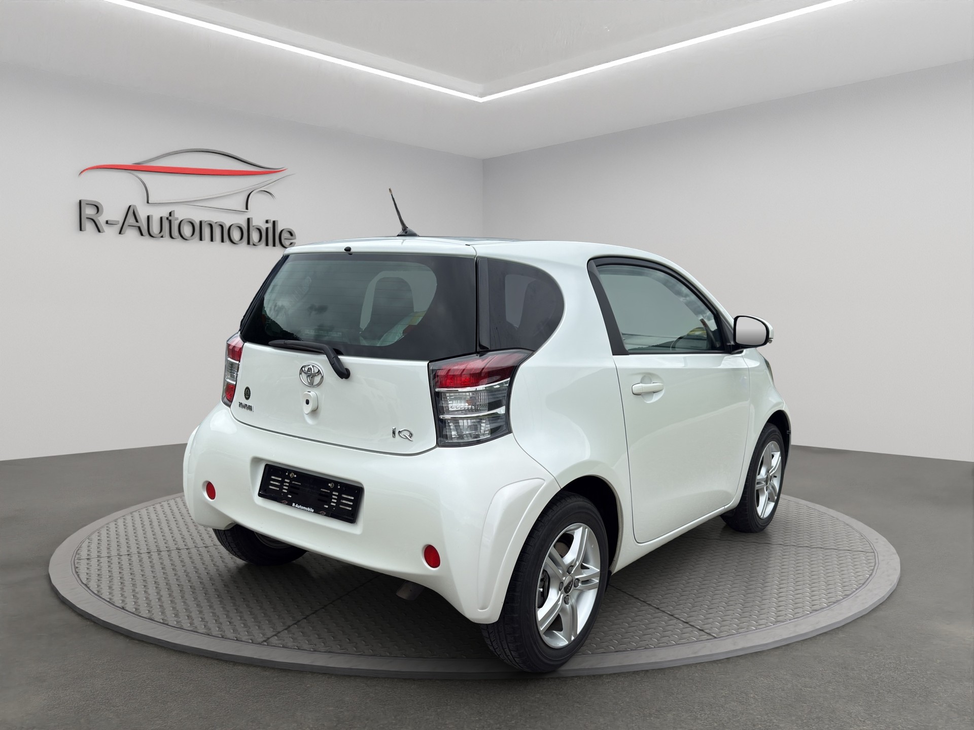 TOYOTA iQ 1.33 Dual VVT-i Multidrive-image-4