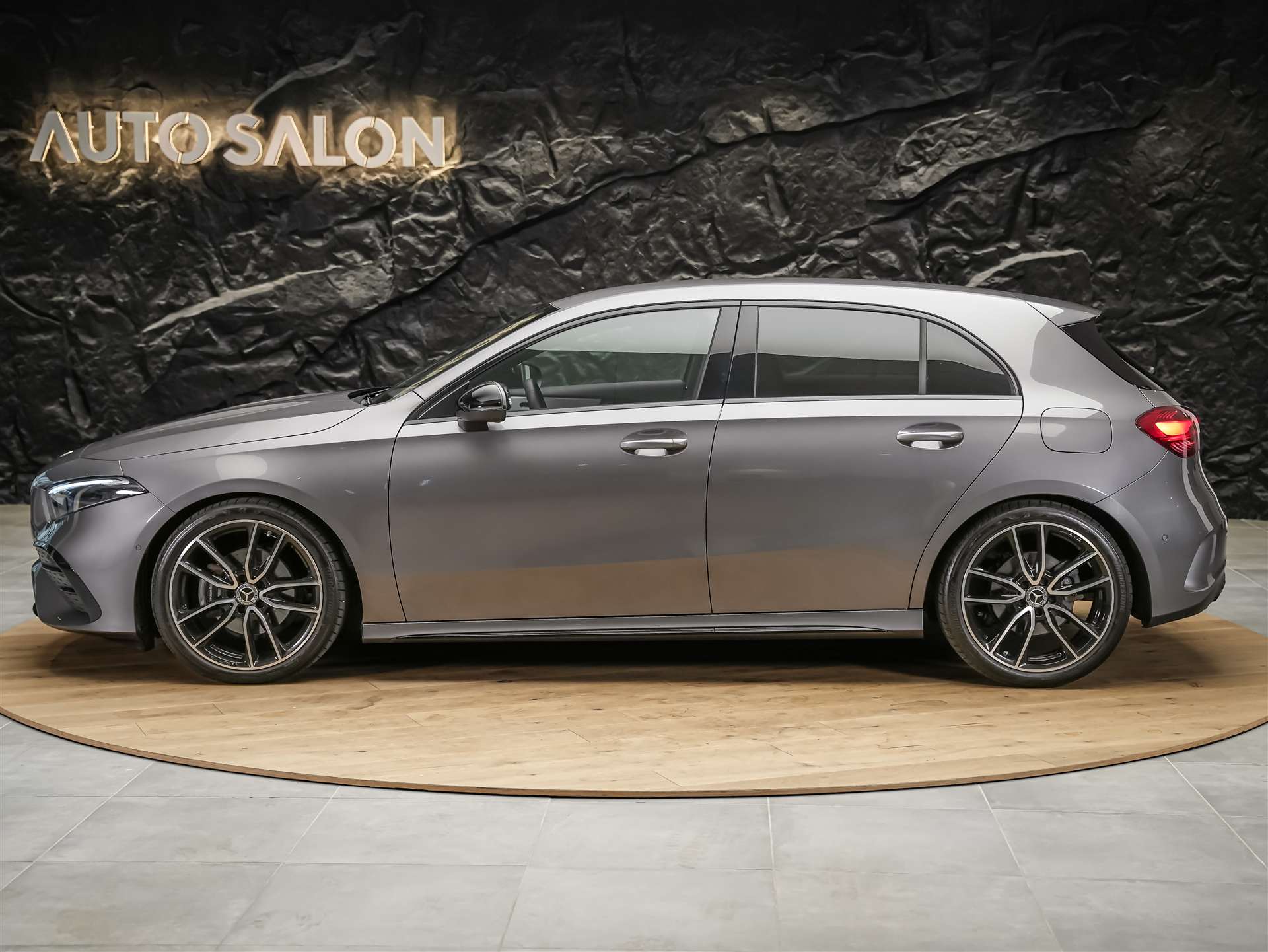 MERCEDES-BENZ A 200 Night Star AMG Line *Werksgarantie*Abstandsregler*-image-2