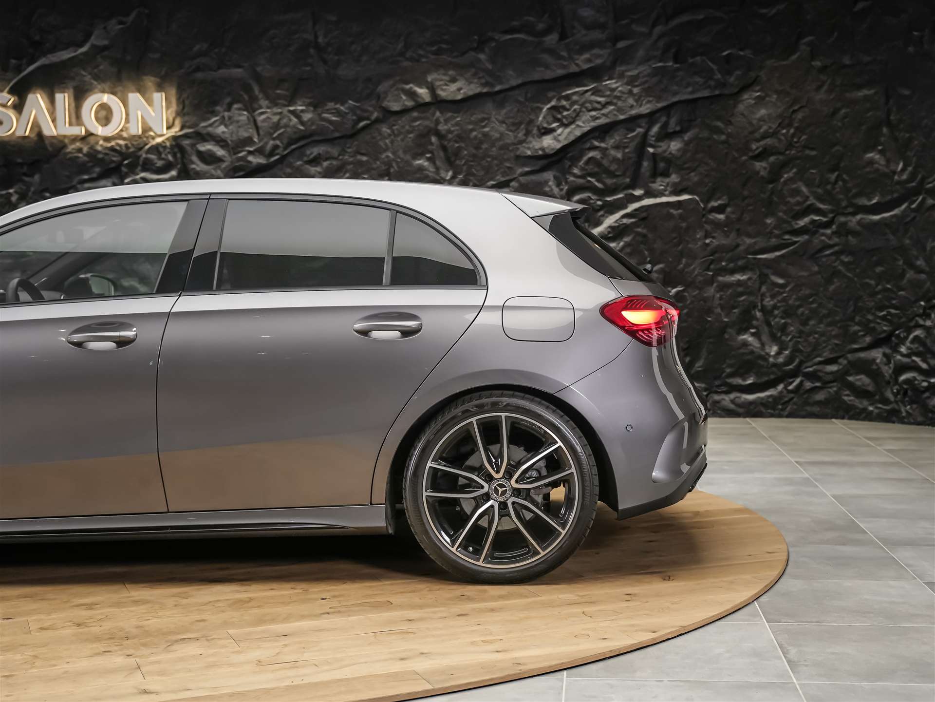 MERCEDES-BENZ A 200 Night Star AMG Line *Werksgarantie*Abstandsregler*-image-16