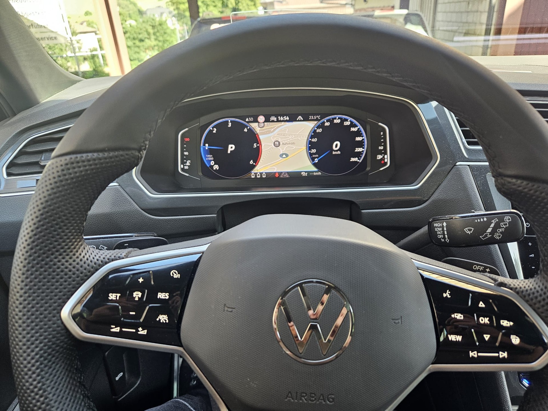 VW Tiguan 2.0 TDI SCR R-Line 4Motion DSG-image-11
