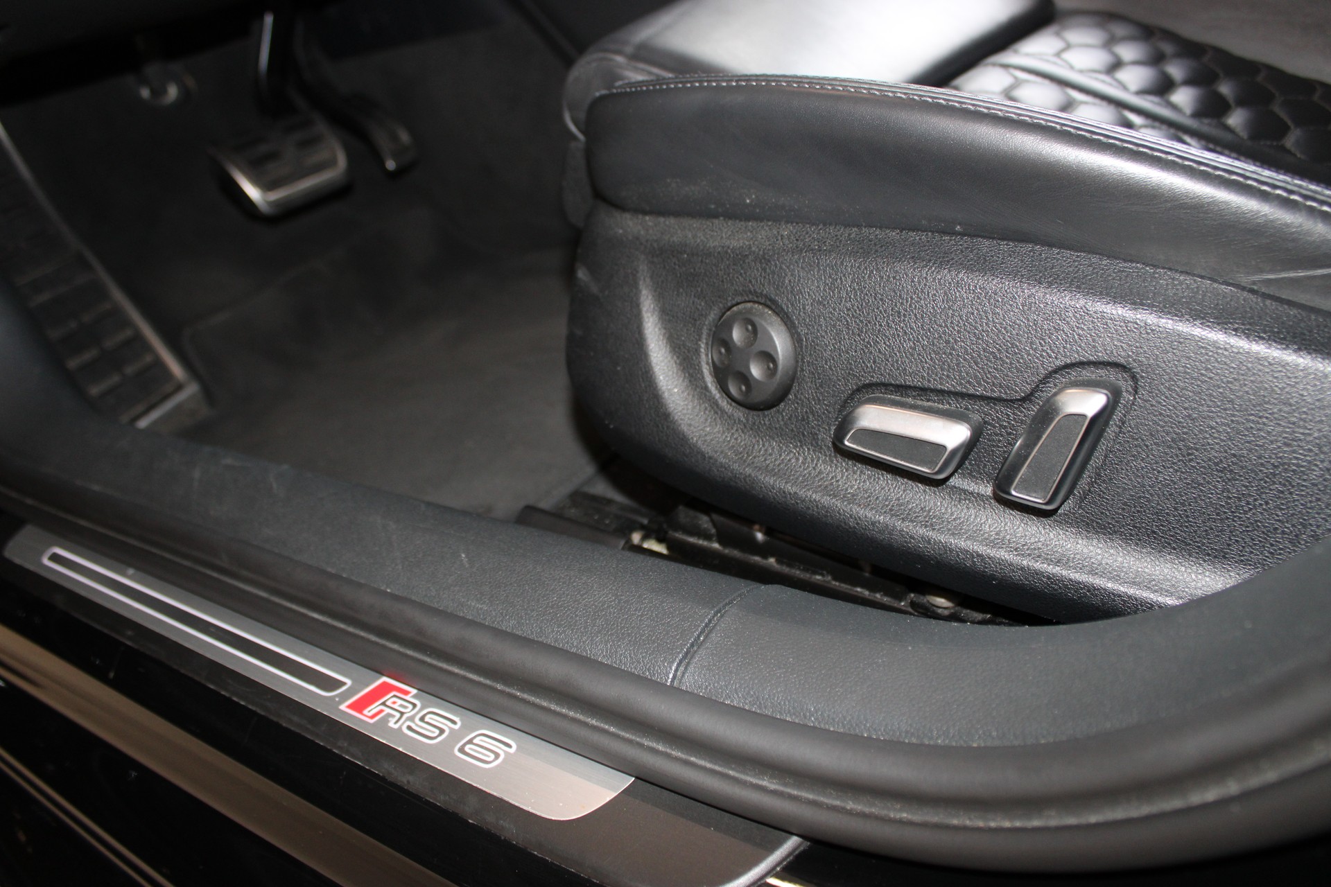 AUDI RS6 Avant 4.0 TFSI V8 performance quattro-image-16