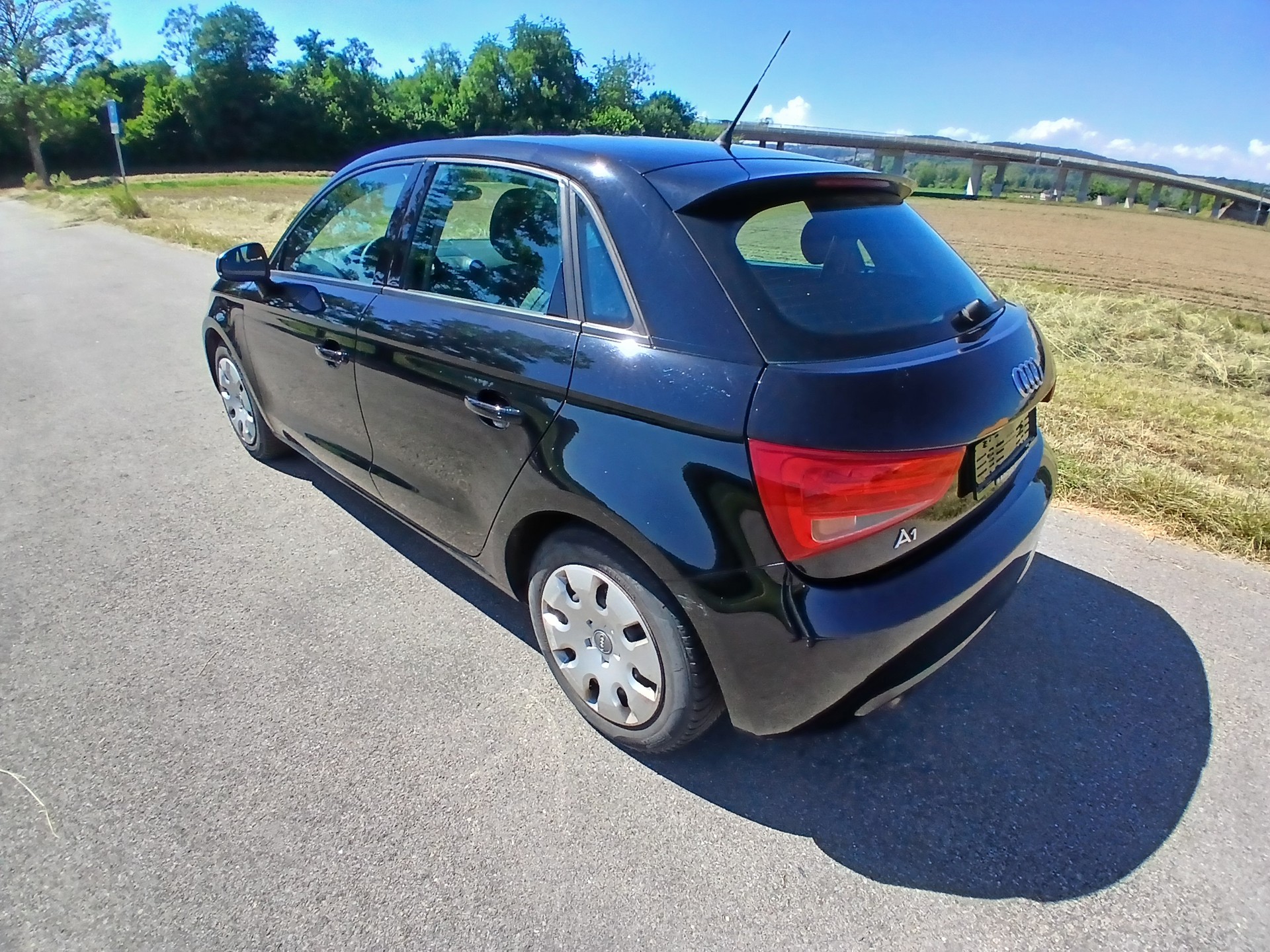 AUDI A1 Sportback 1.6 TDI Attraction DSG-image-2