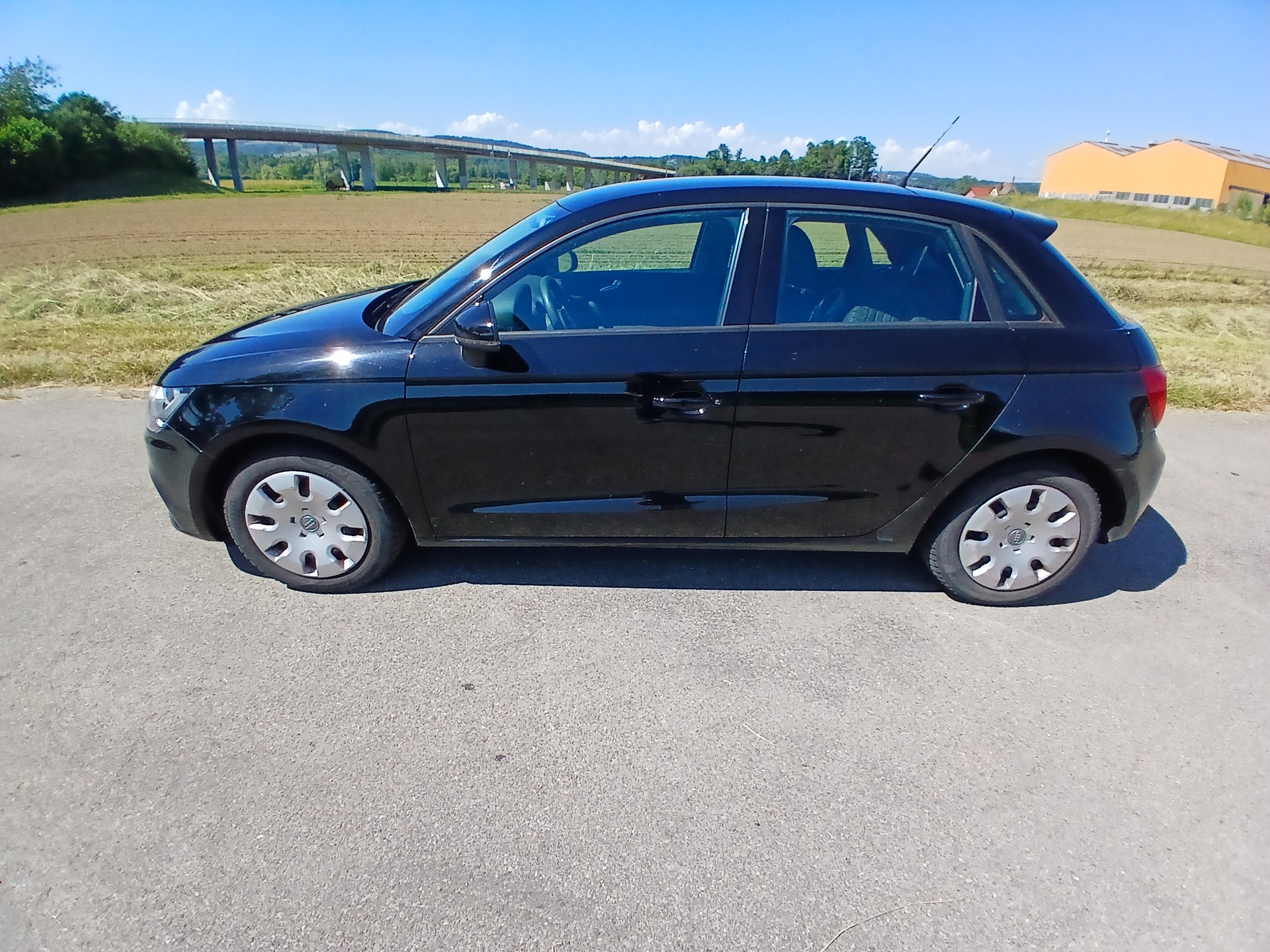 AUDI A1 Sportback 1.6 TDI Attraction DSG-image-1