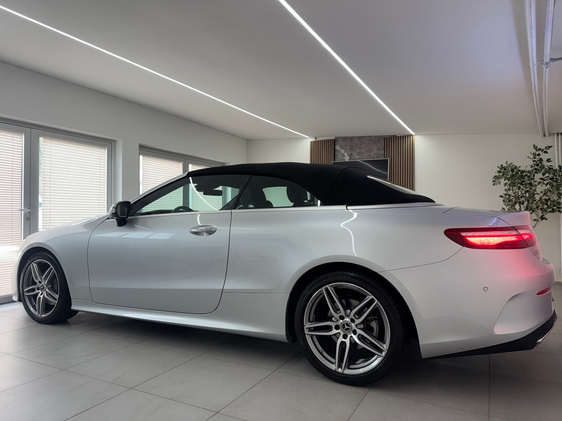 MERCEDES-BENZ E 200 Cabriolet AMG Line 9G-Tronic*CH-Fahrzeug*-image-8