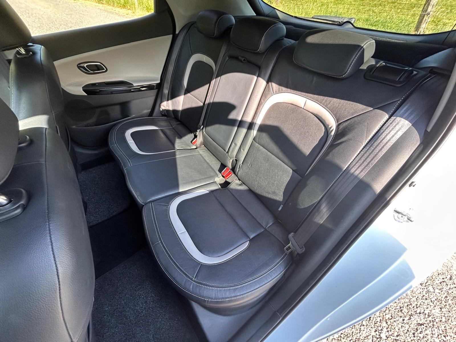 KIA Cee'd 1.6 GDi Trend-image-12
